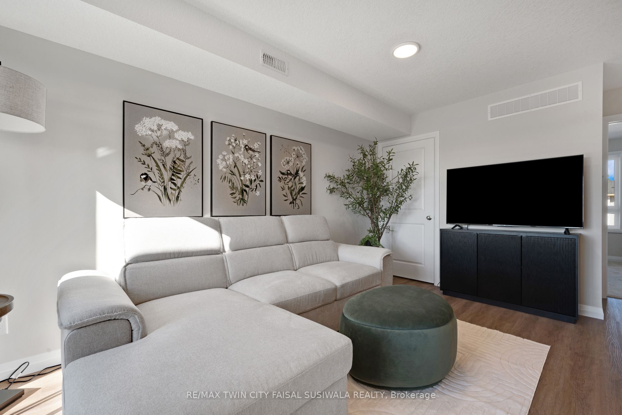 410 Northfield Drive W E5 Property Photo 19