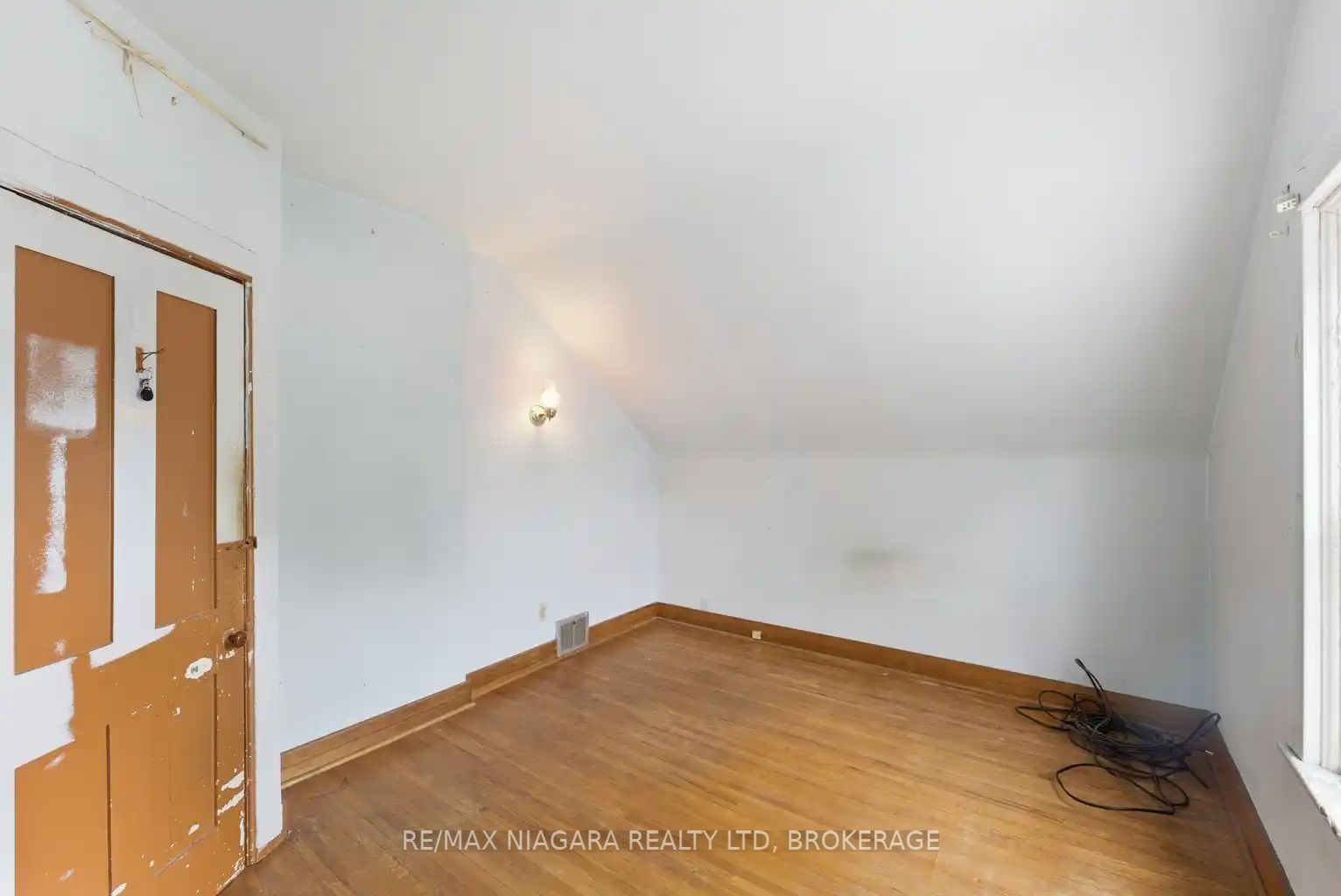 5719 Temperance Avenue E Property Photo 13