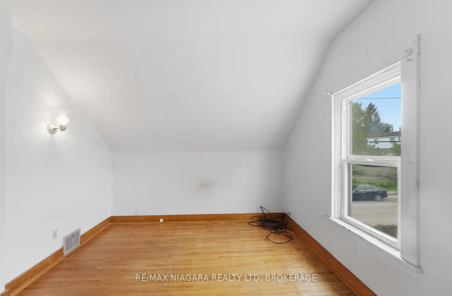 5719 Temperance Avenue E Property Photo 14