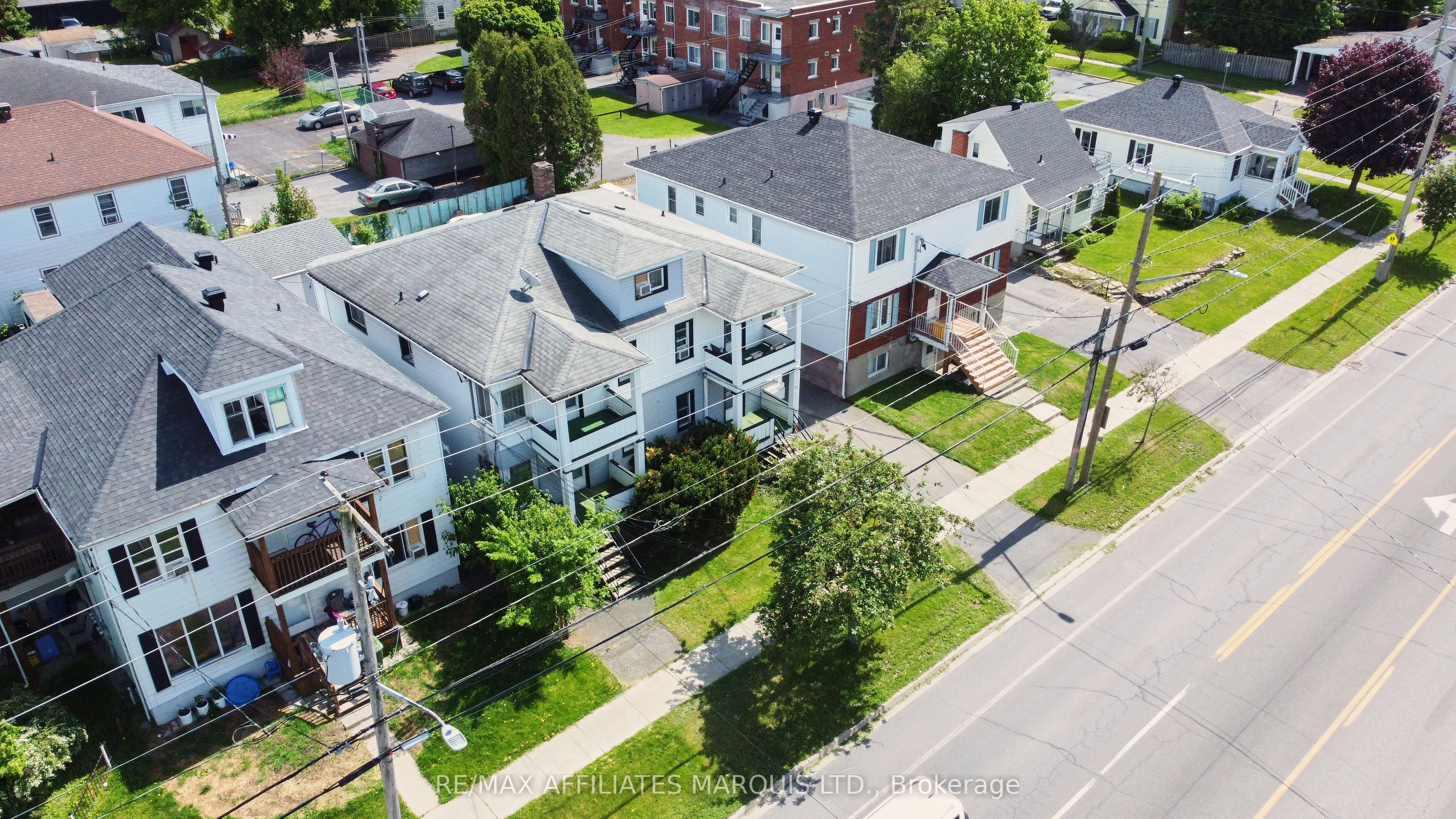 909/911 Second Street E Property Photo 4