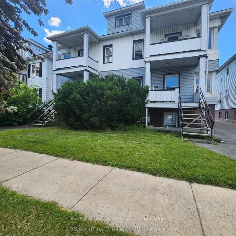 909/911 Second Street E Property Photo 5