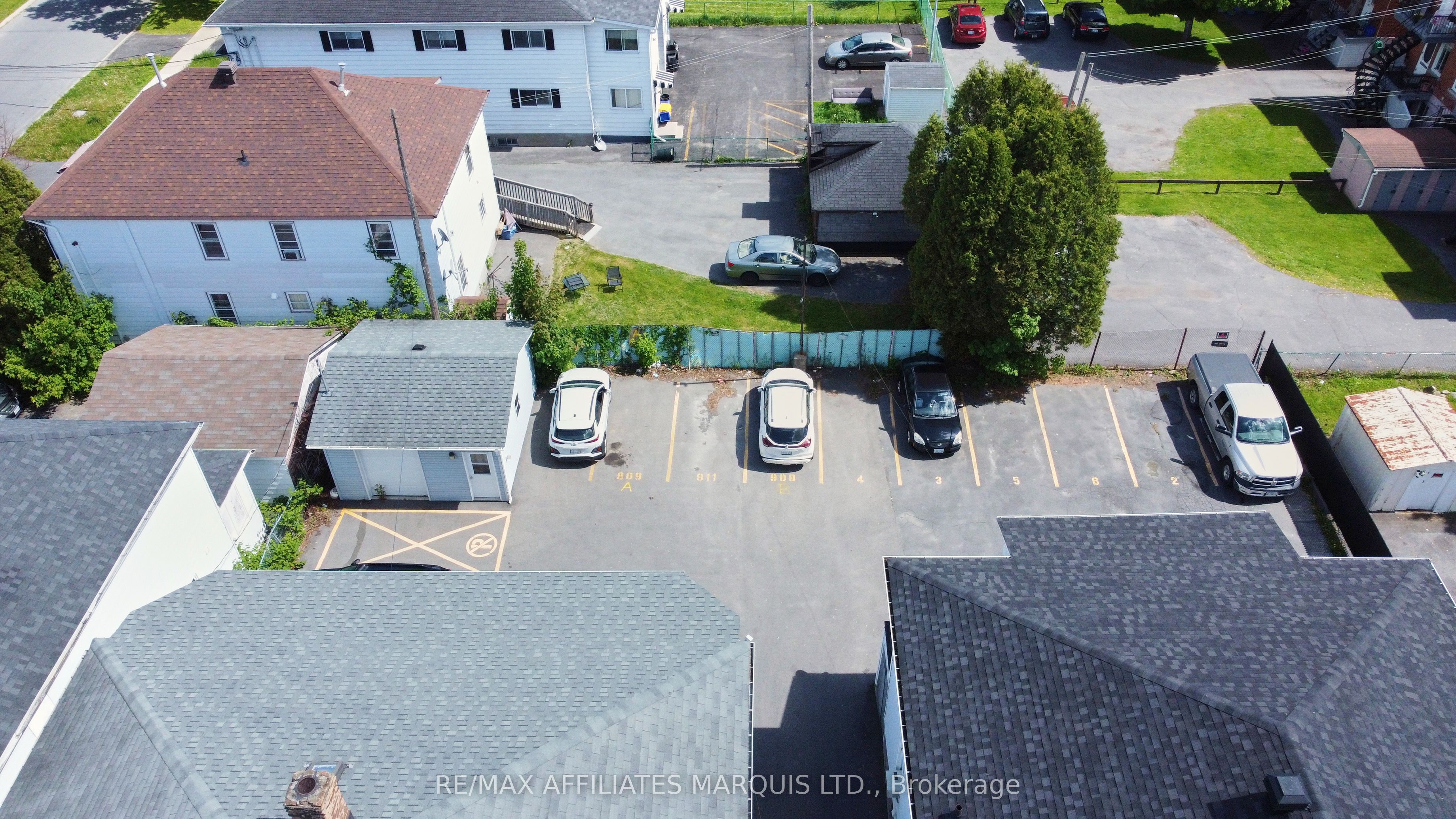 909/911 Second Street E Property Photo 7