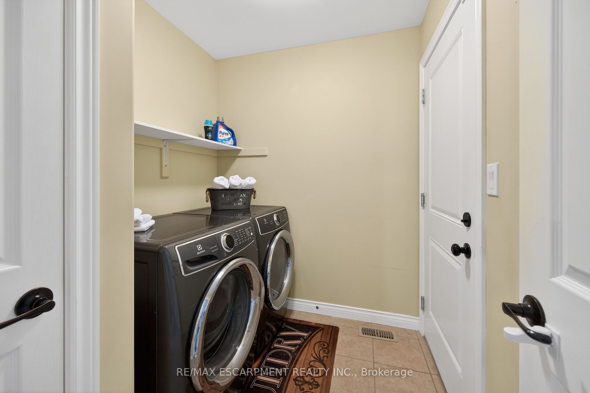 10 Emily Street Property Photo 37