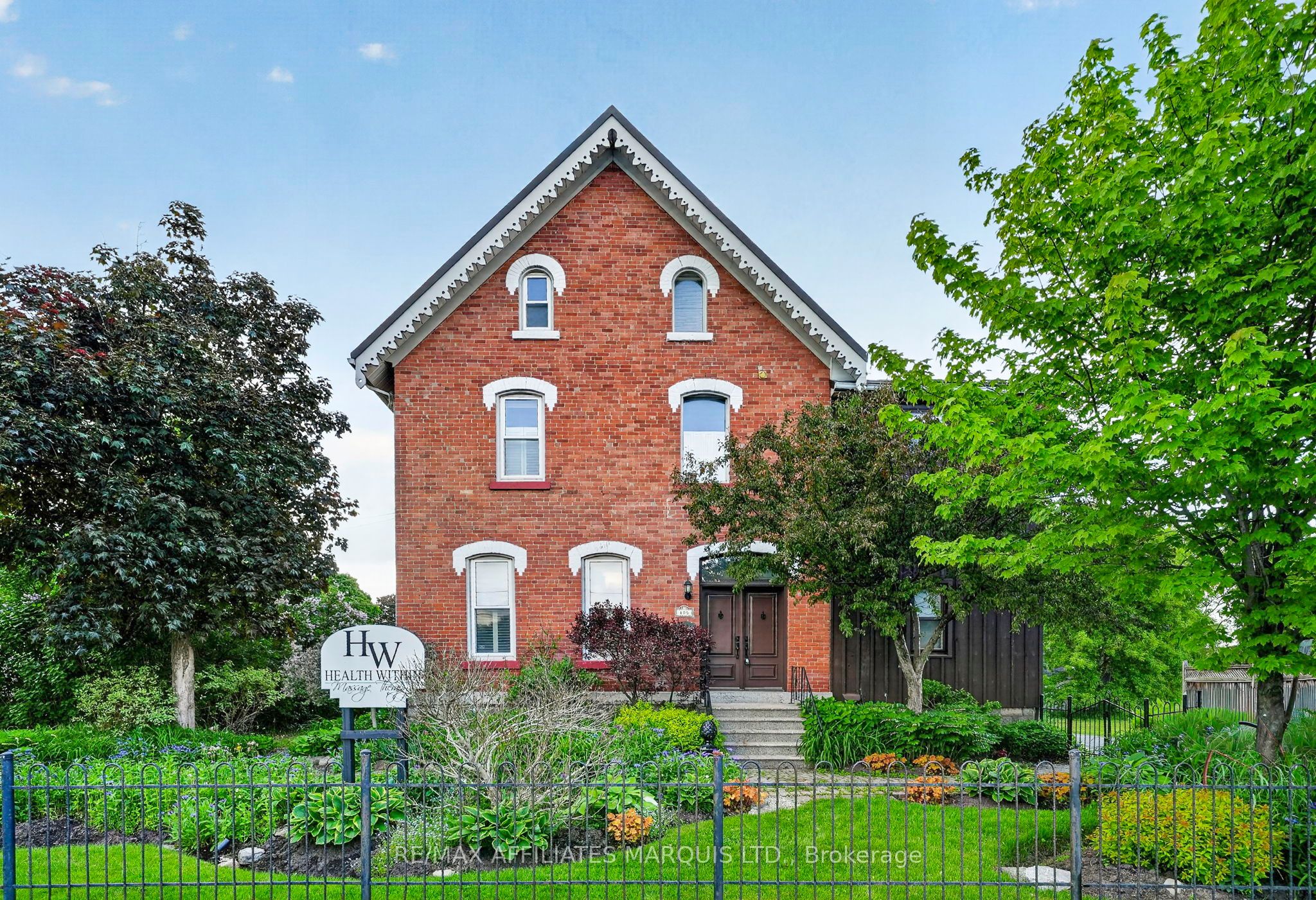 105 5th Street E Property Photo 1