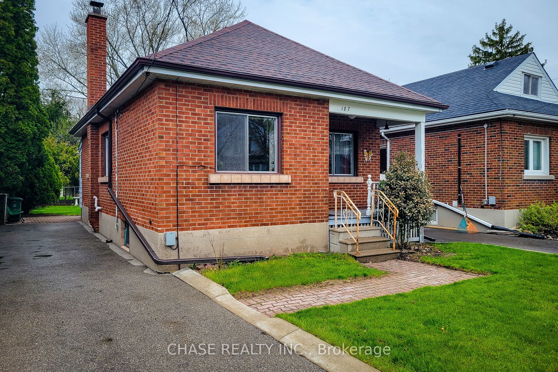 187 Paradise Road N Property Photo 1