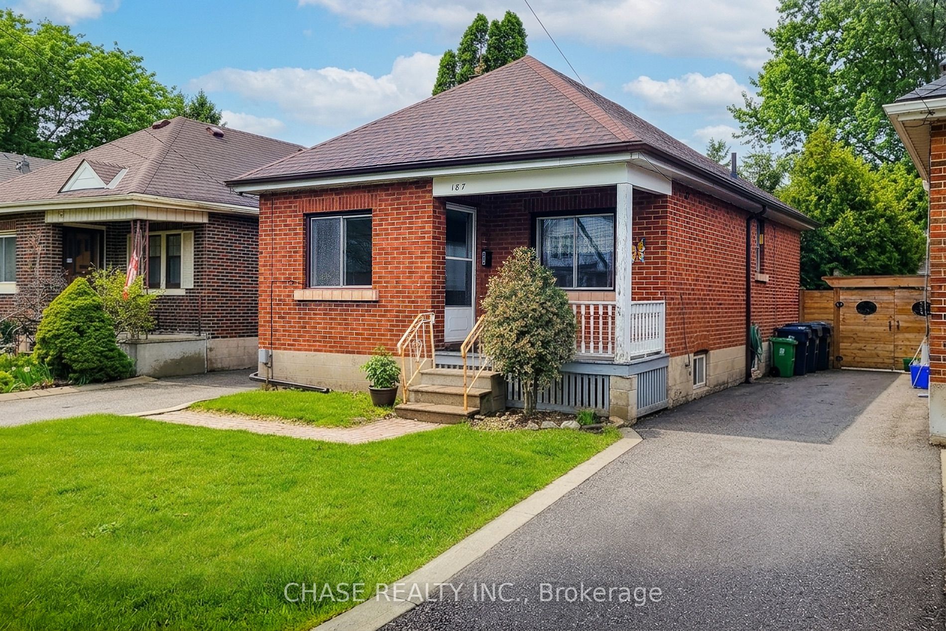 187 Paradise Road N Property Photo 2