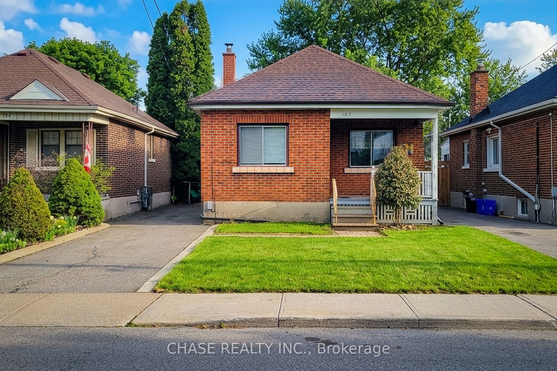 187 Paradise Road N Property Photo 3
