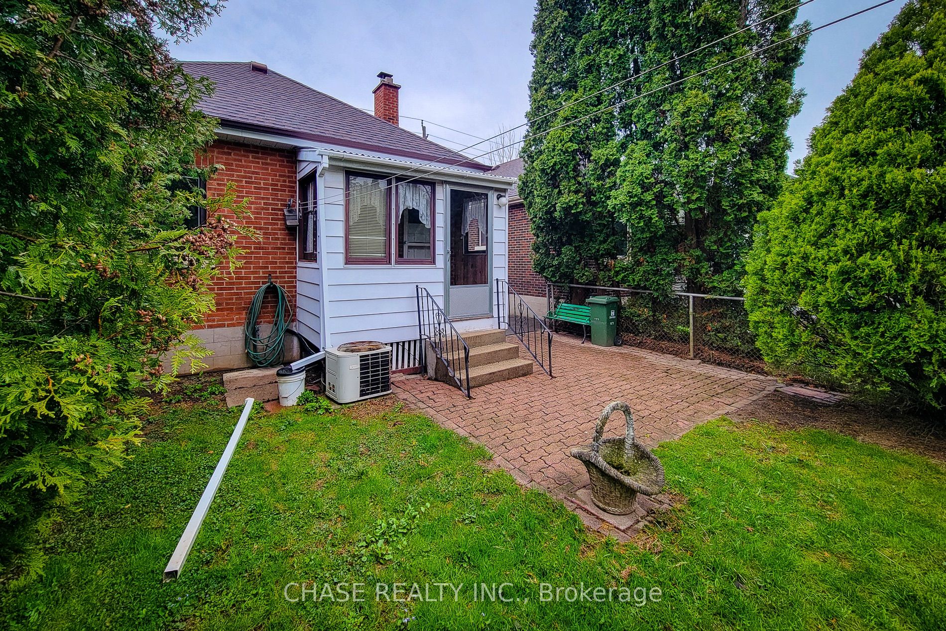 187 Paradise Road N Property Photo 6