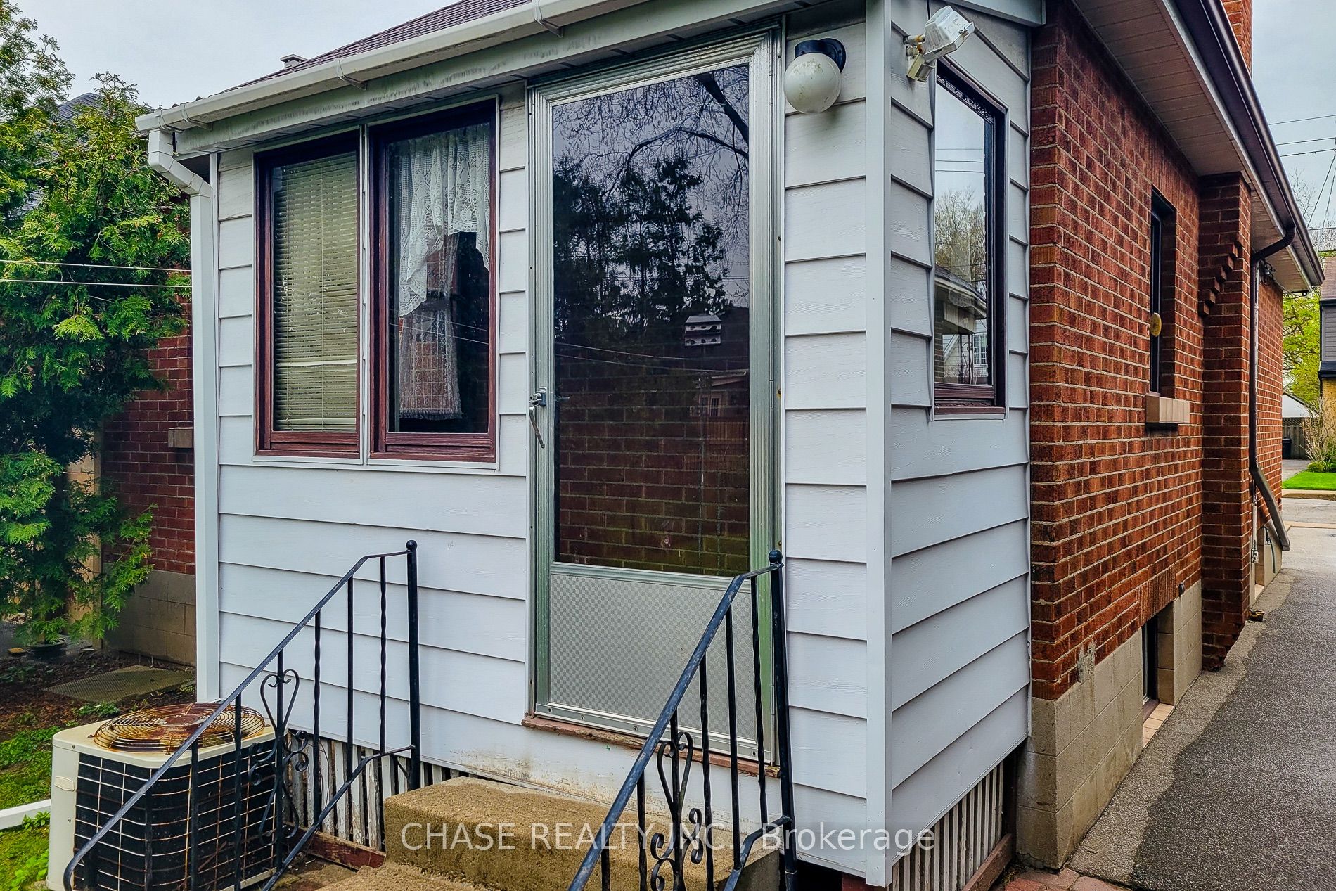 187 Paradise Road N Property Photo 7