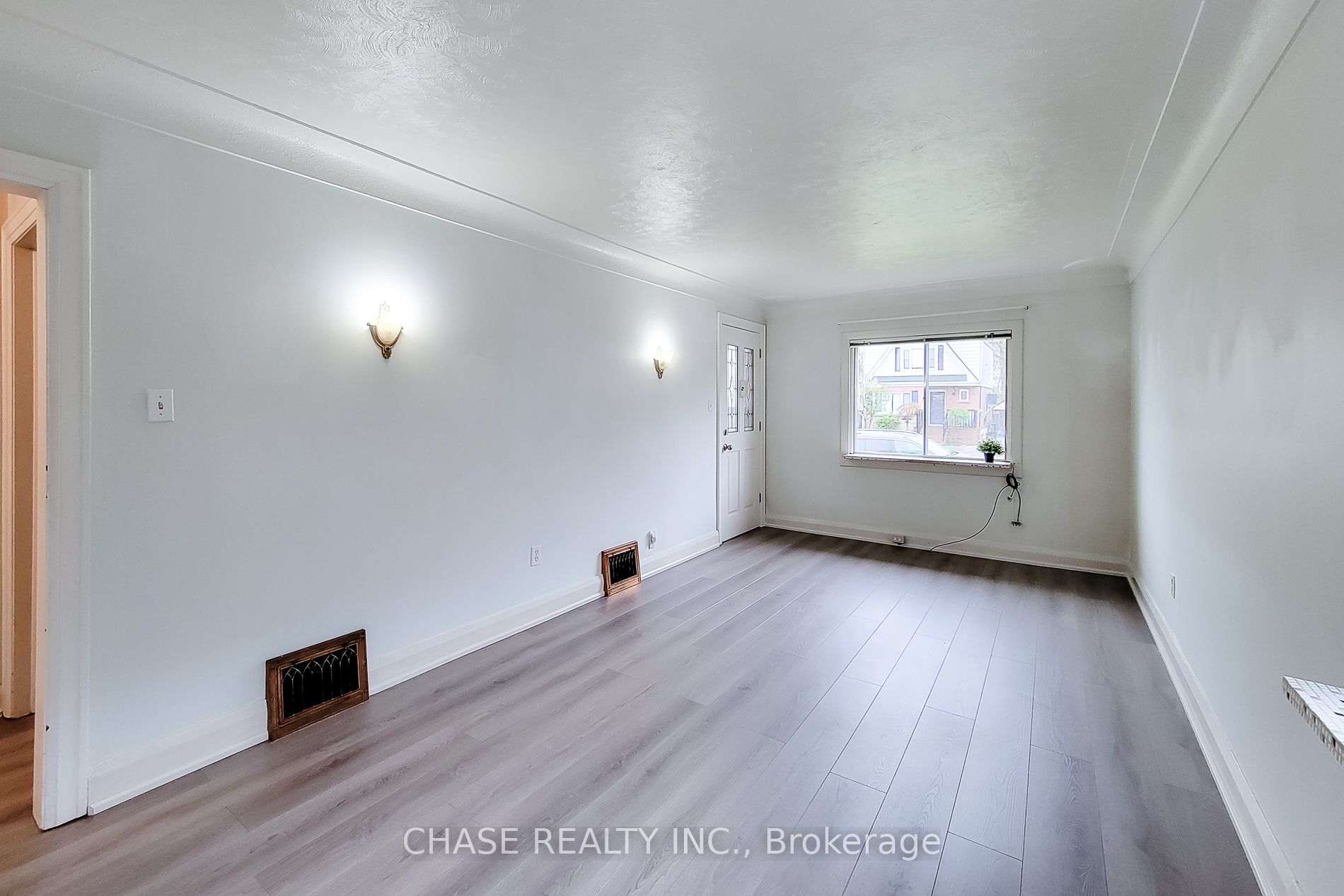 187 Paradise Road N Property Photo 14
