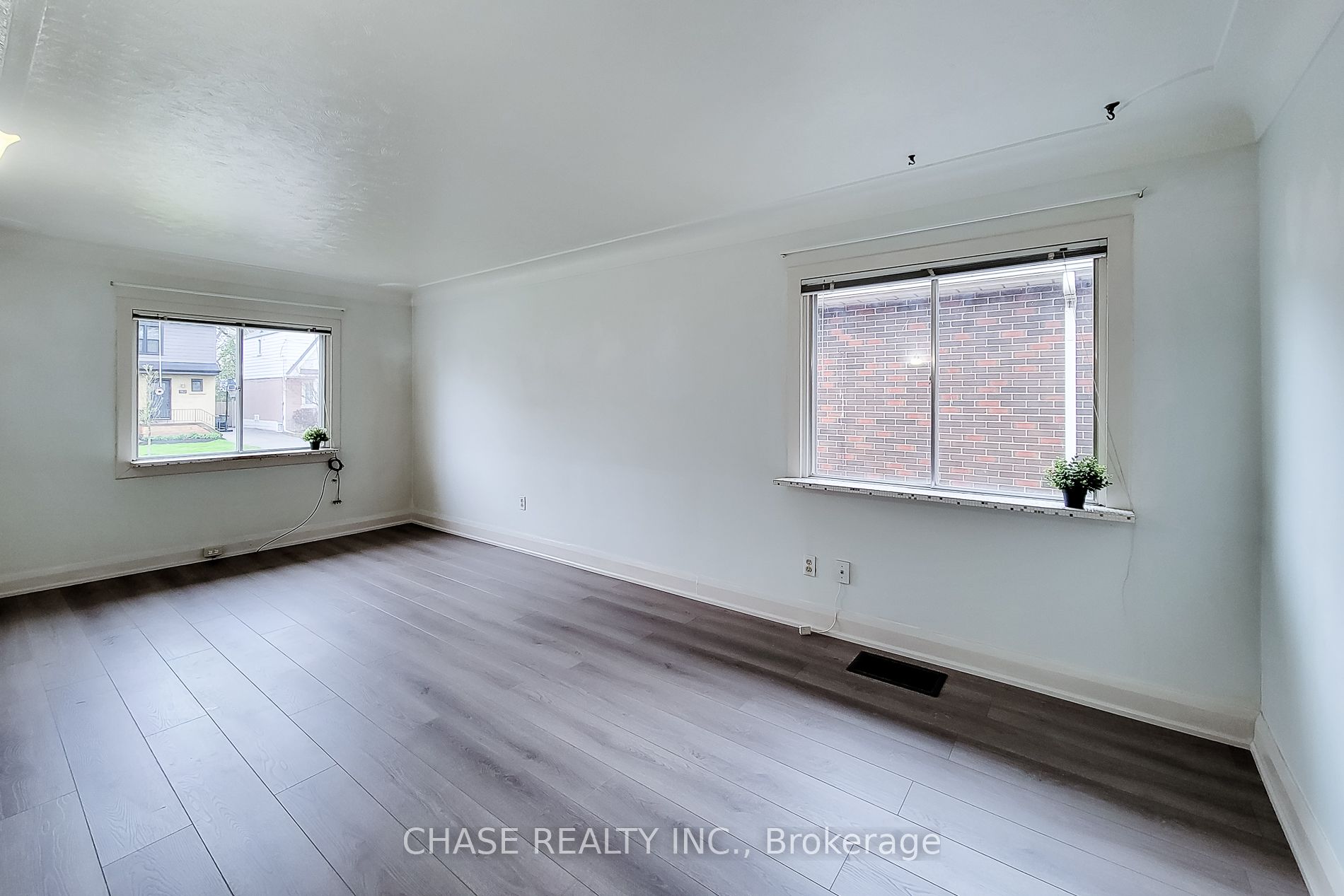 187 Paradise Road N Property Photo 16