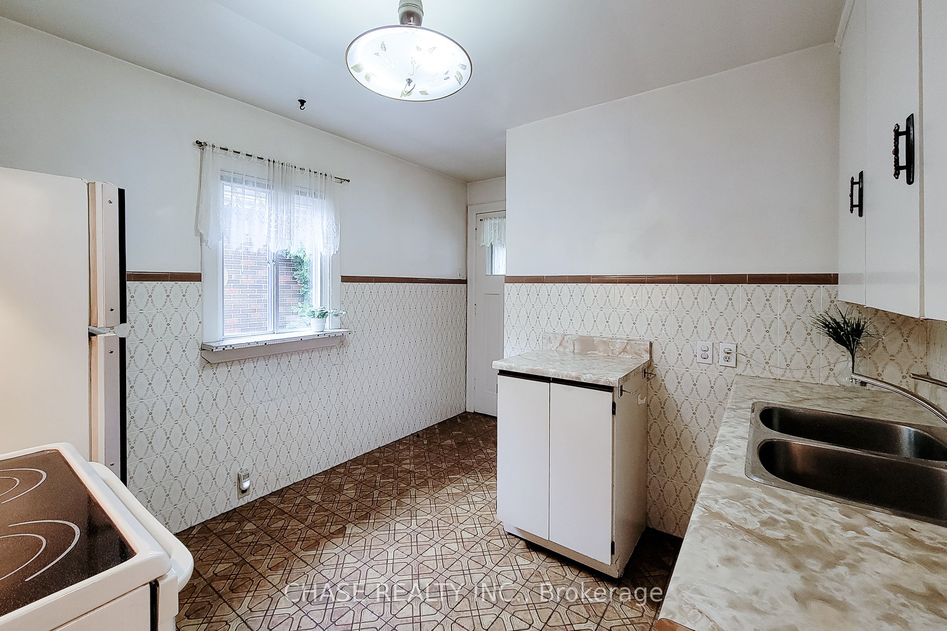 187 Paradise Road N Property Photo 34