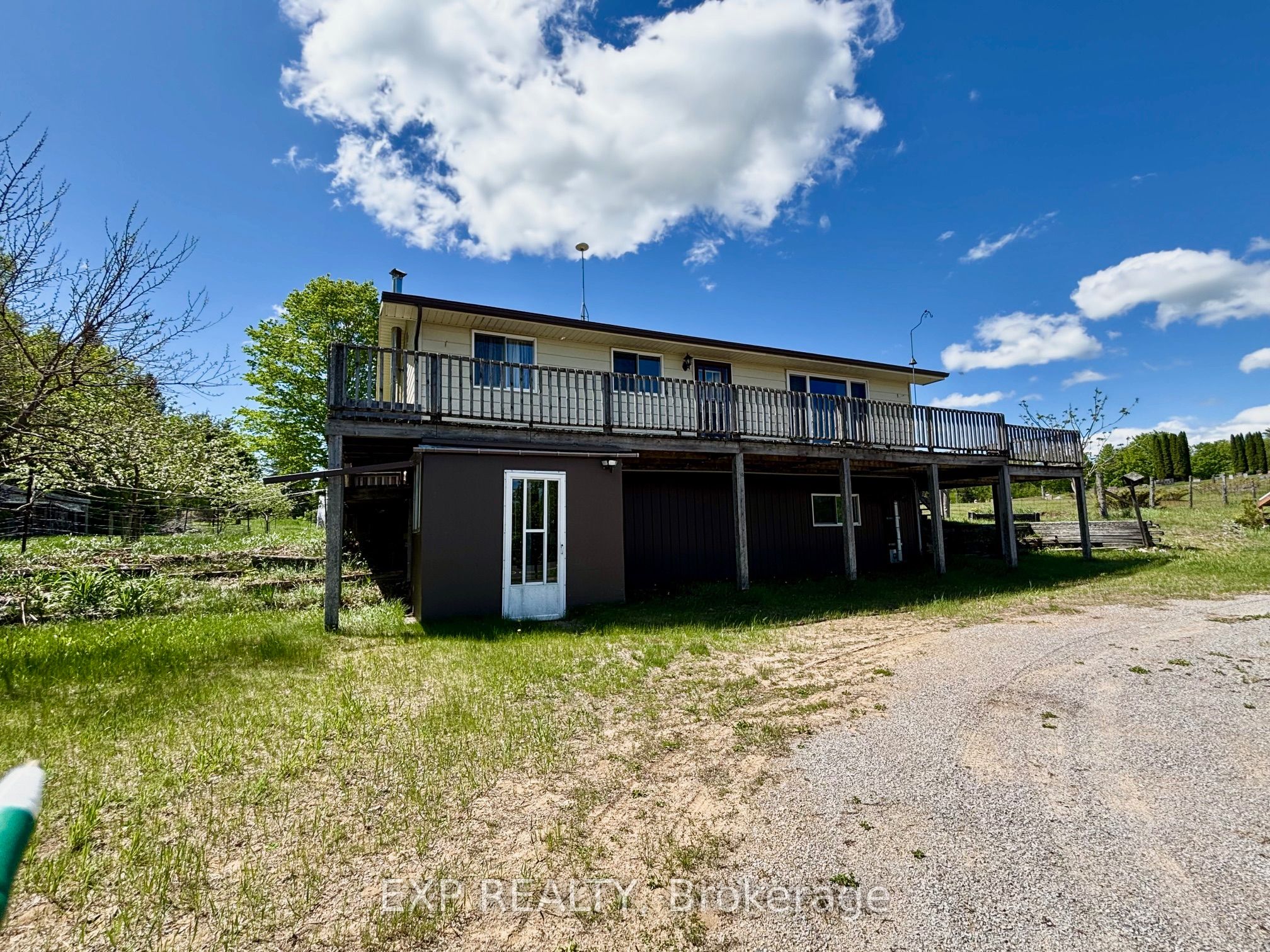 2527 Matawatchan Road Property Photo 1
