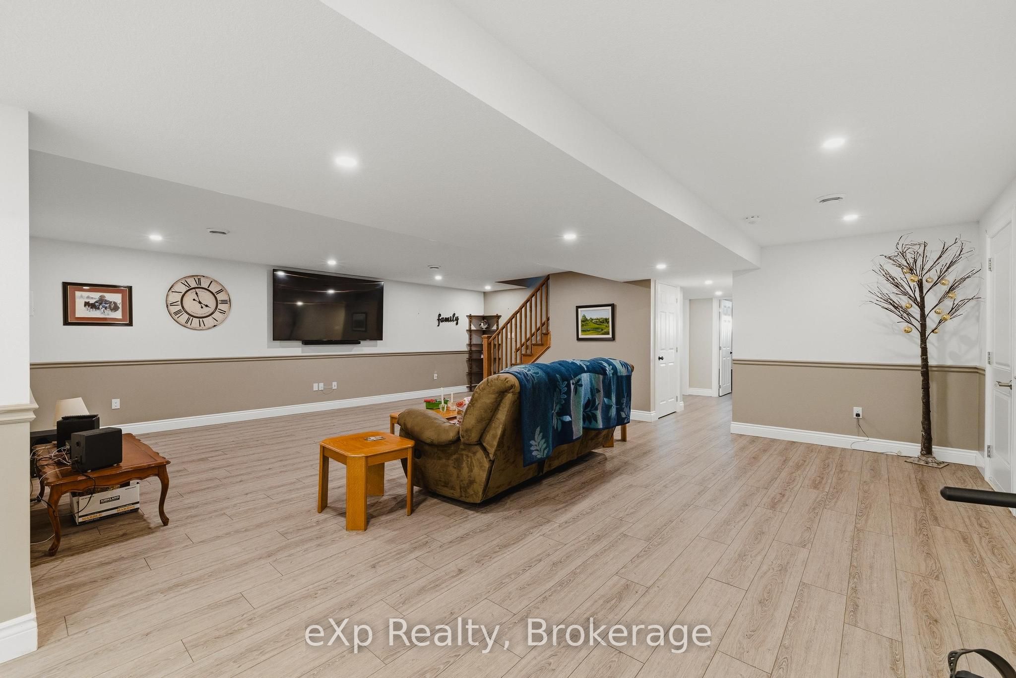 100 Harris Crescent Property Photo 32