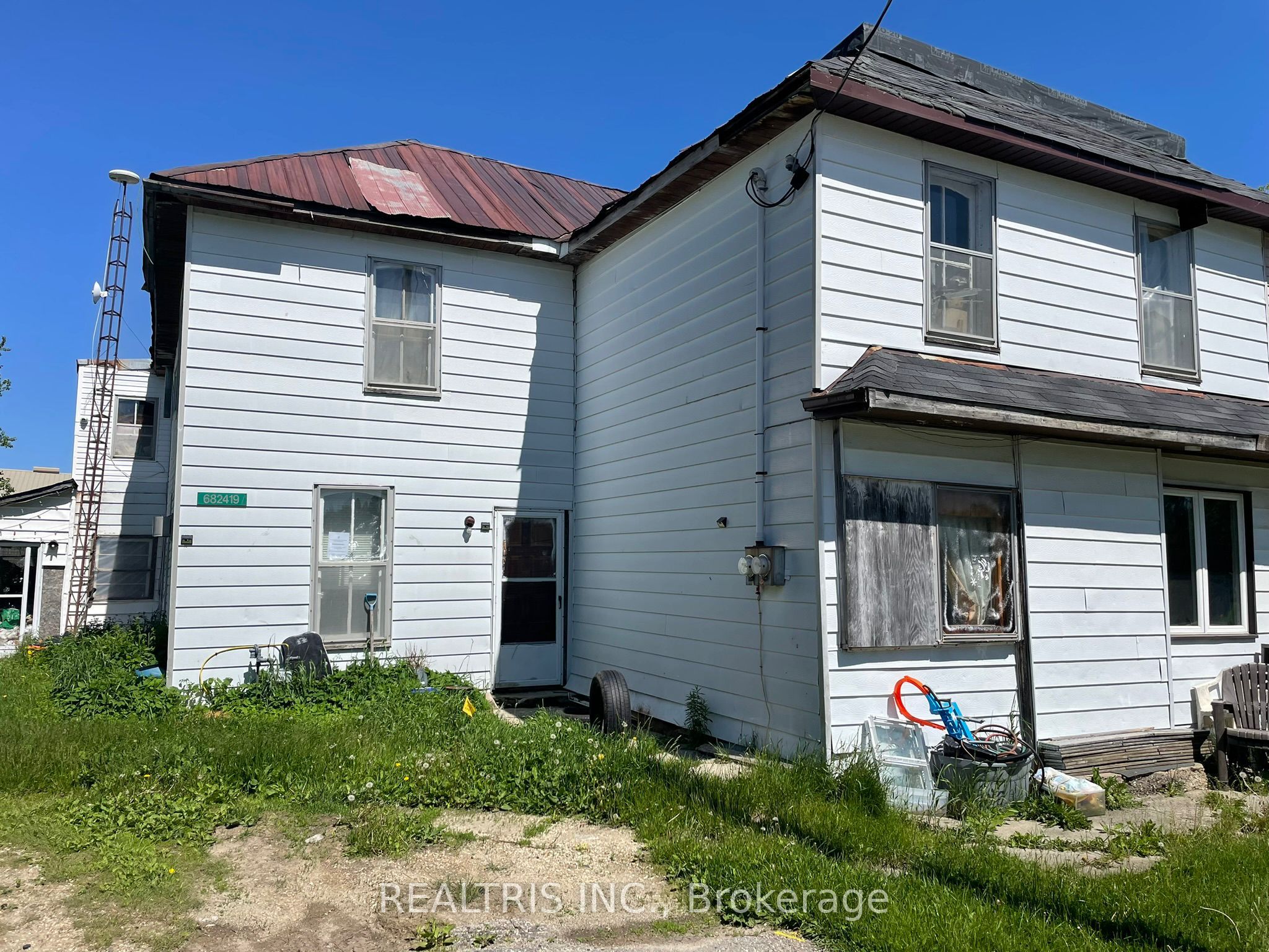 682419 260 Side Road Property Photo 1