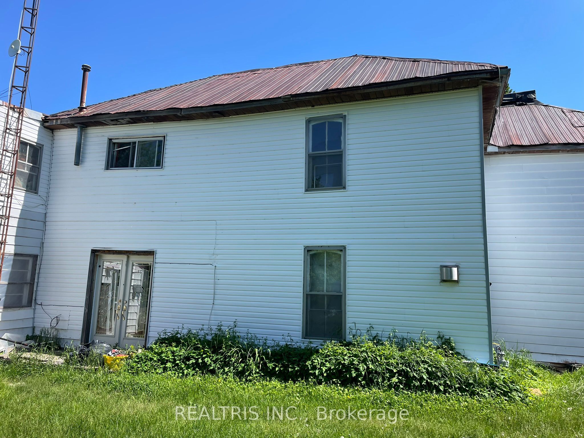 682419 260 Side Road Property Photo 2