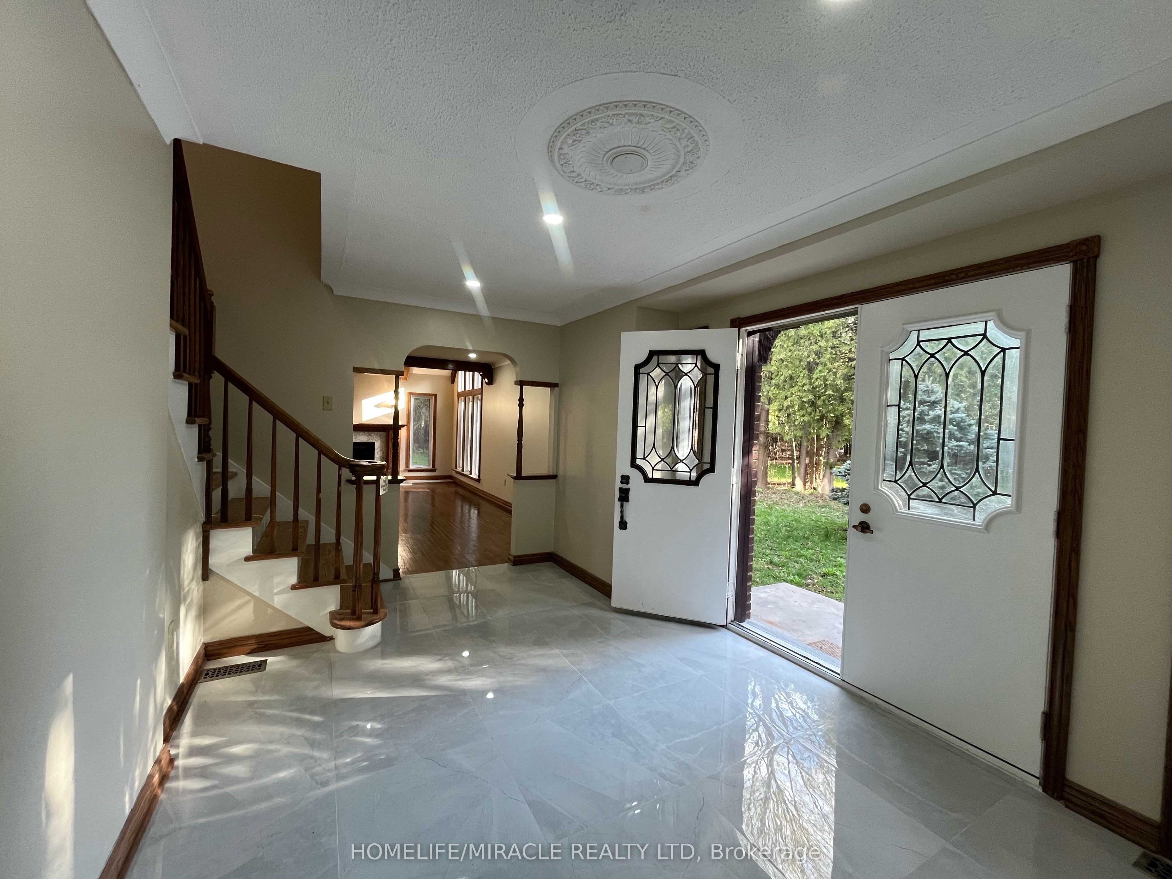 1929 8th Line Road Property Photo 2