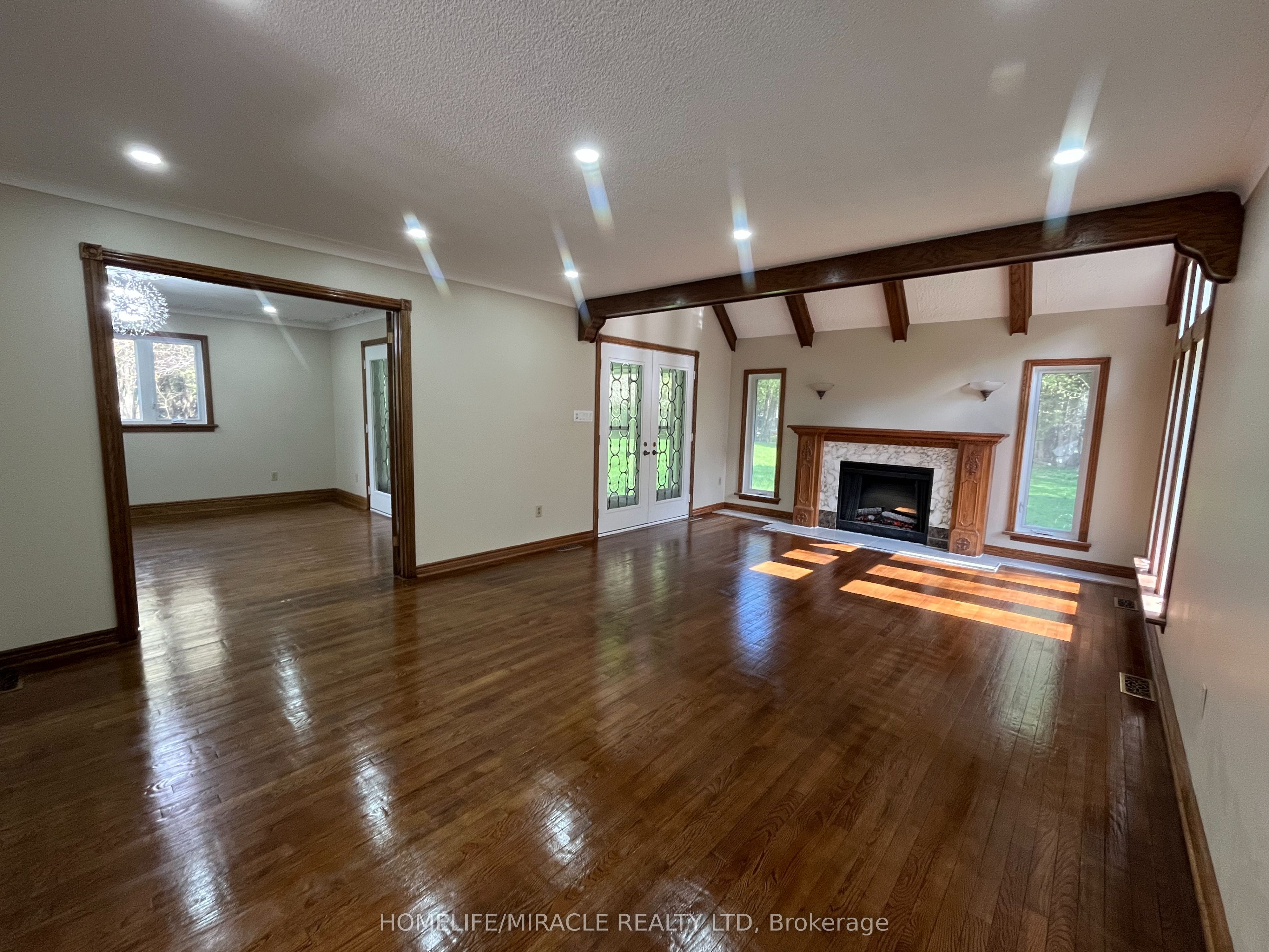 1929 8th Line Road Property Photo 3