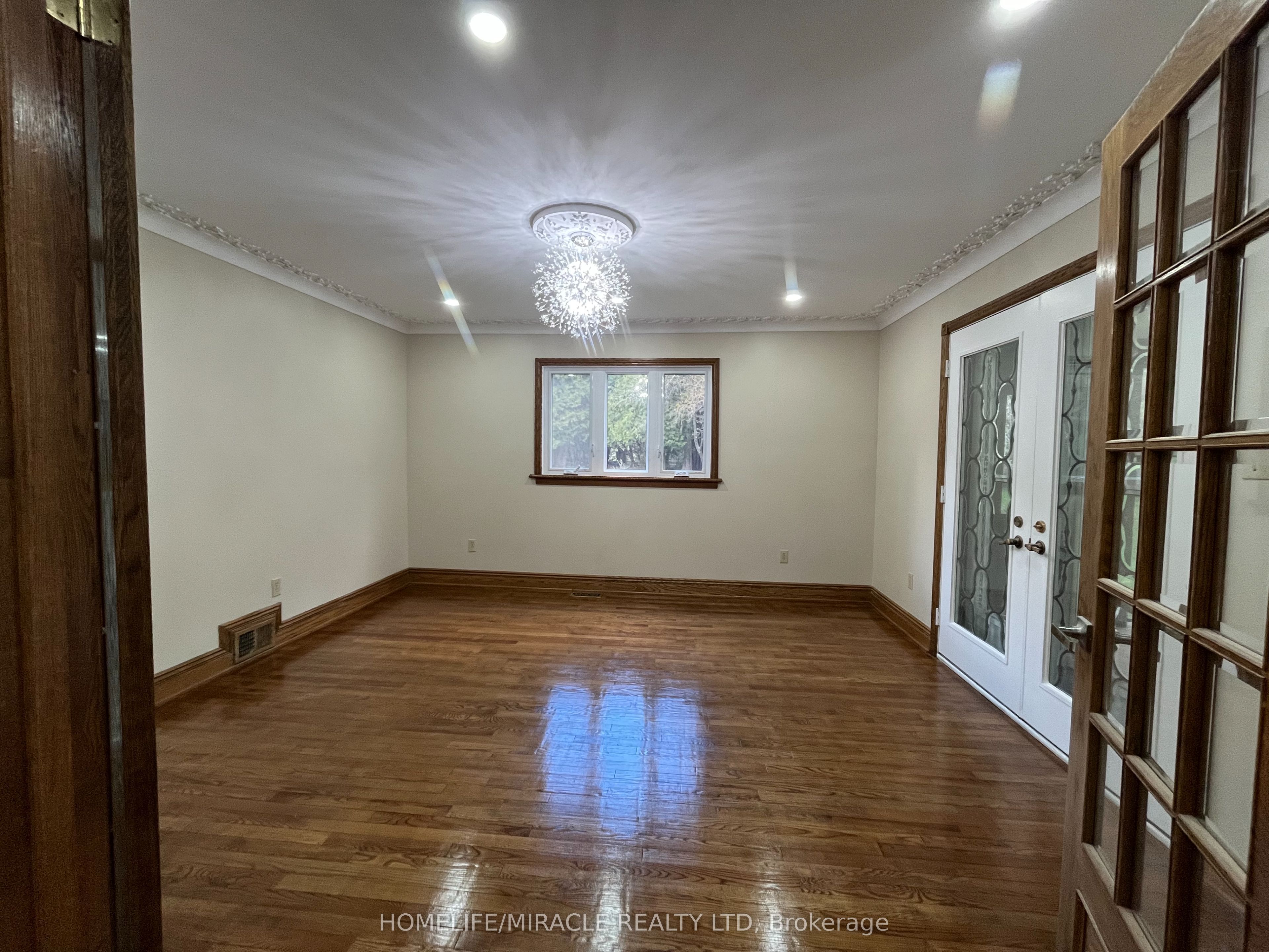 1929 8th Line Road Property Photo 5