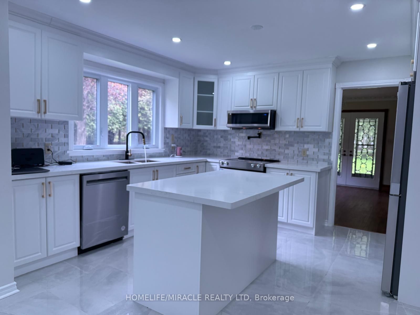 1929 8th Line Road Property Photo 6