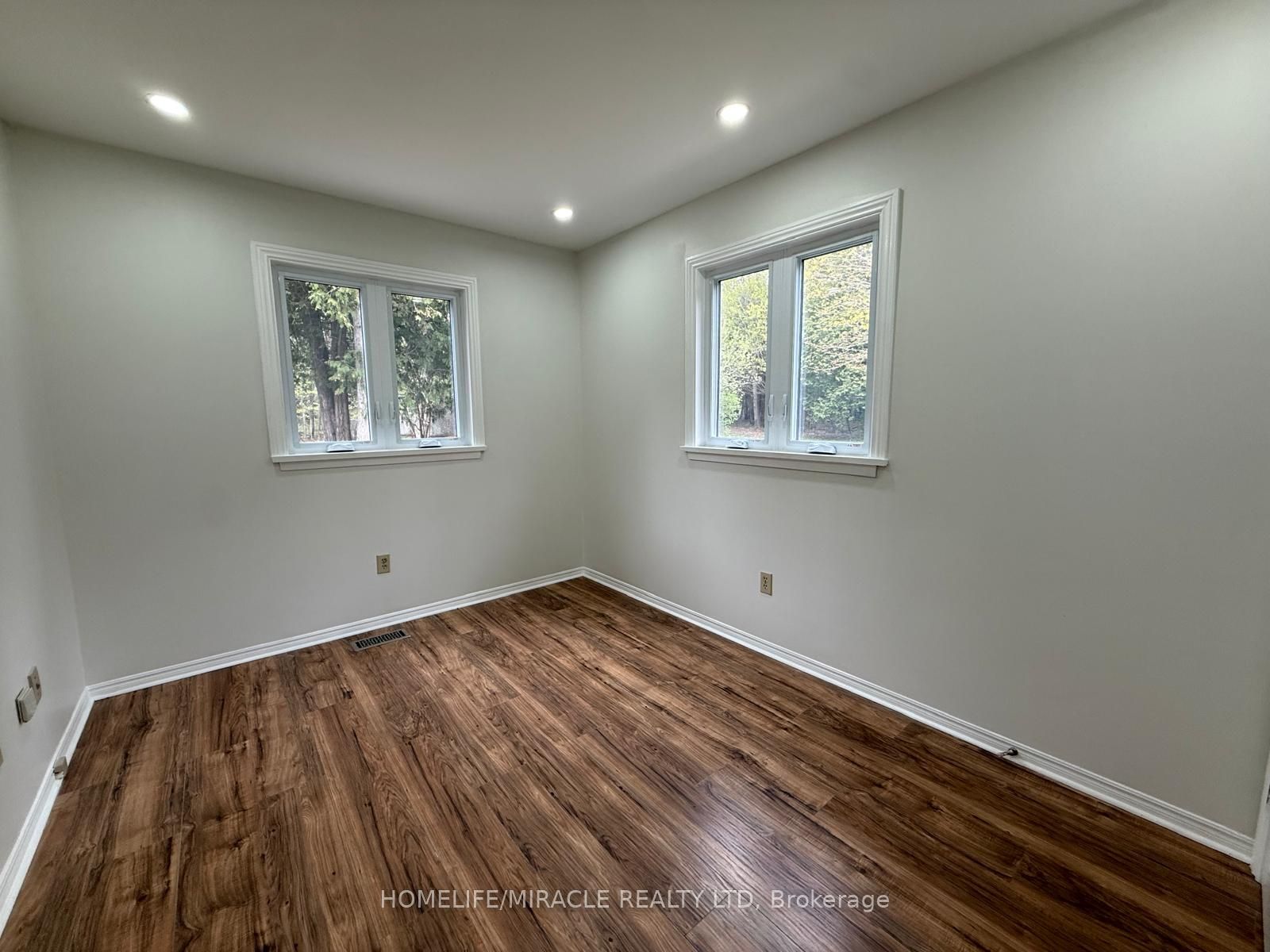 1929 8th Line Road Property Photo 12