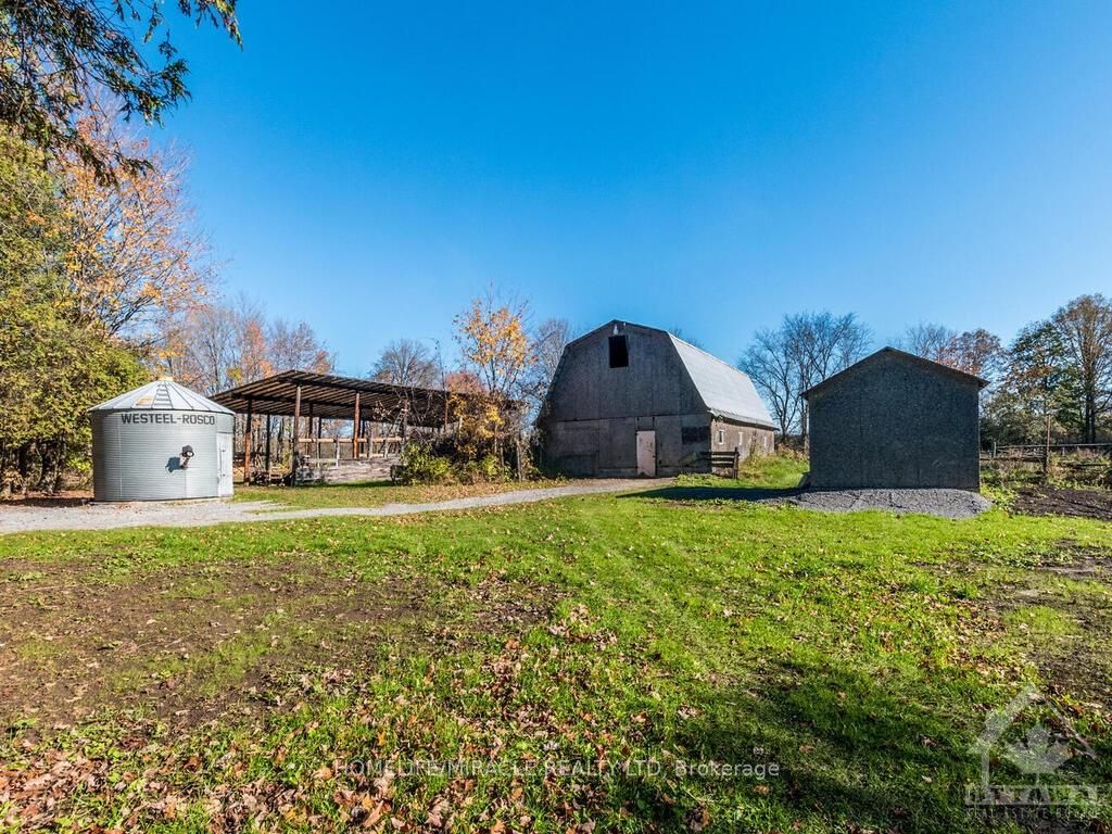 1929 8th Line Road Property Photo 32