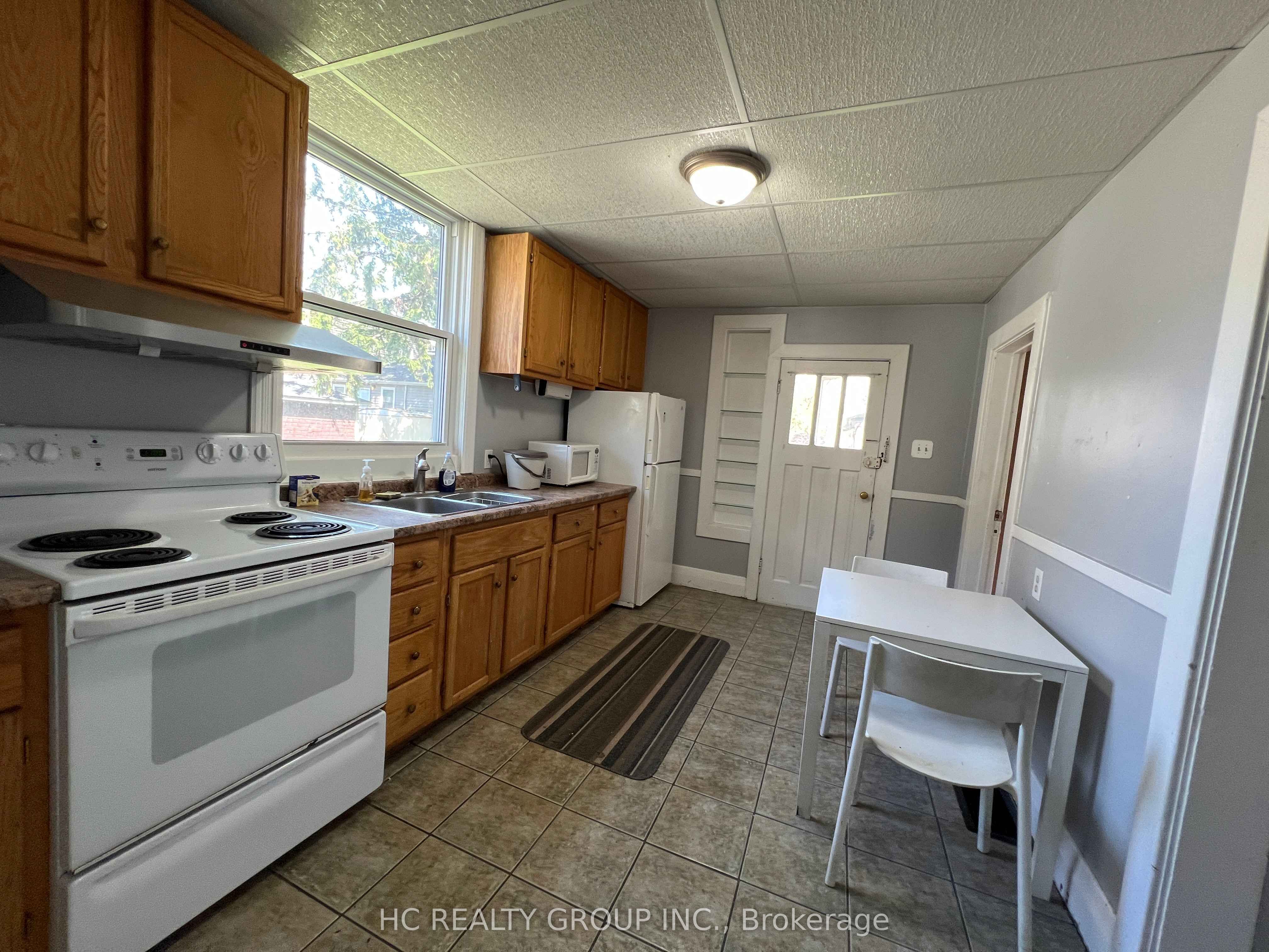 416 E Oxford Street E Upper Unit Property Photo 2