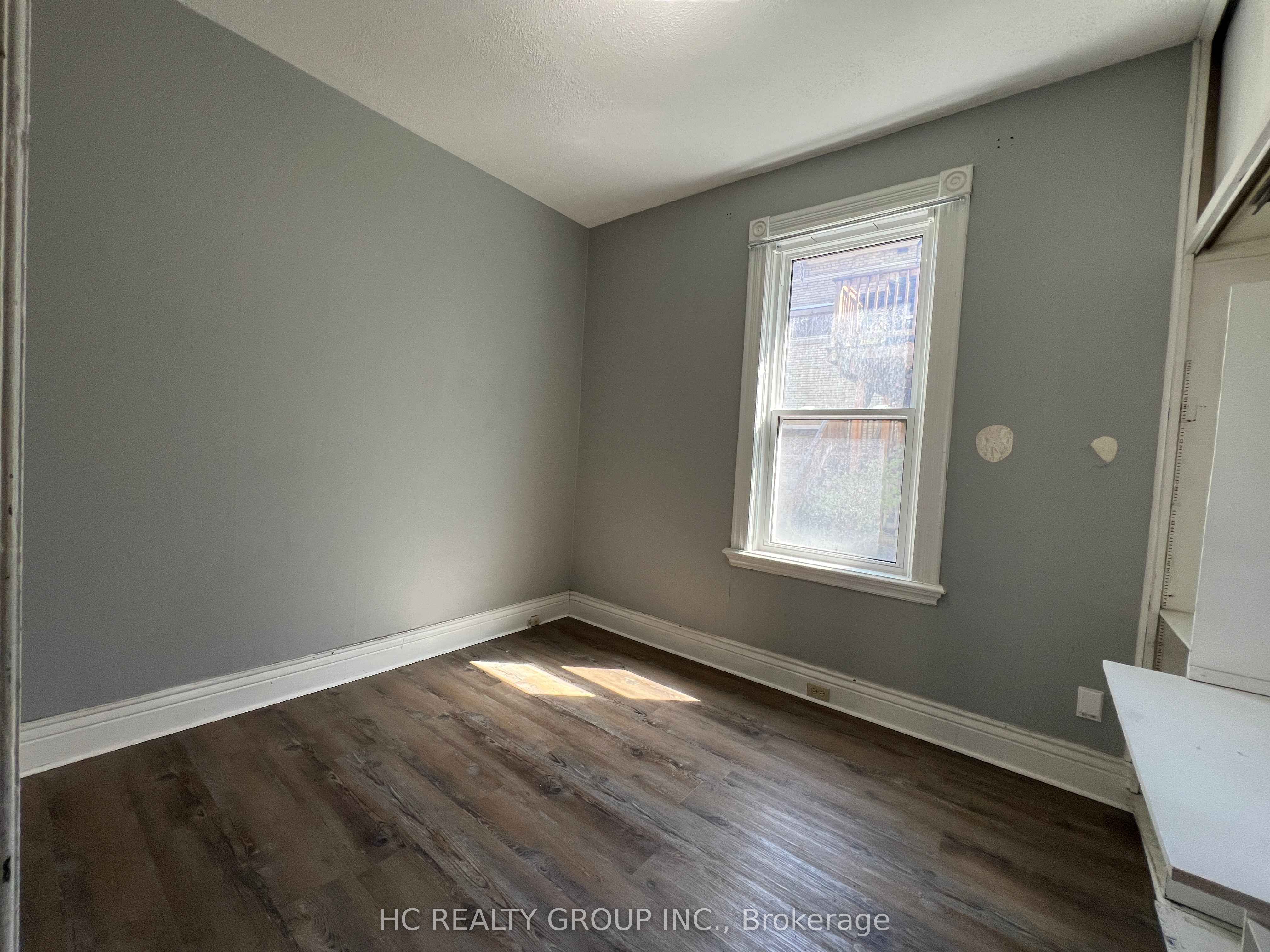 416 E Oxford Street E Upper Unit Property Photo 9