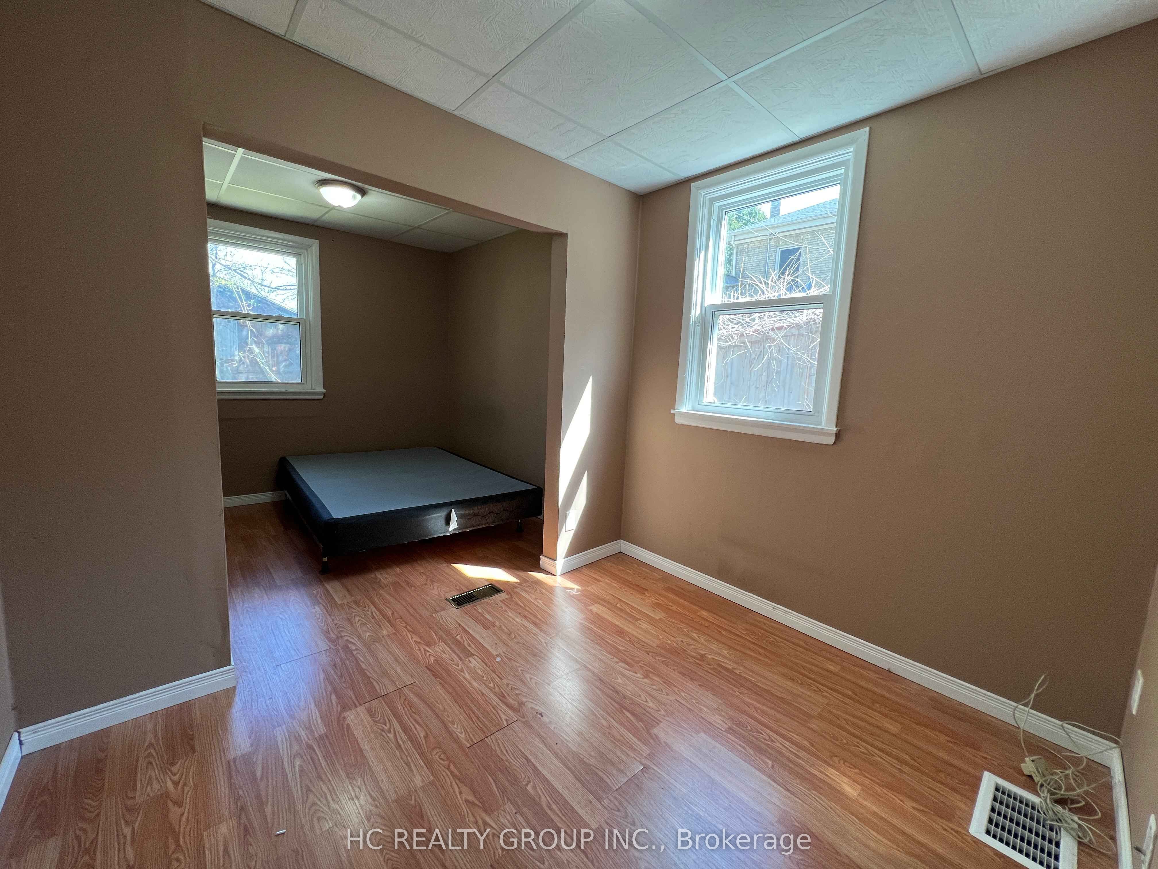416 E Oxford Street E Upper Unit Property Photo 10