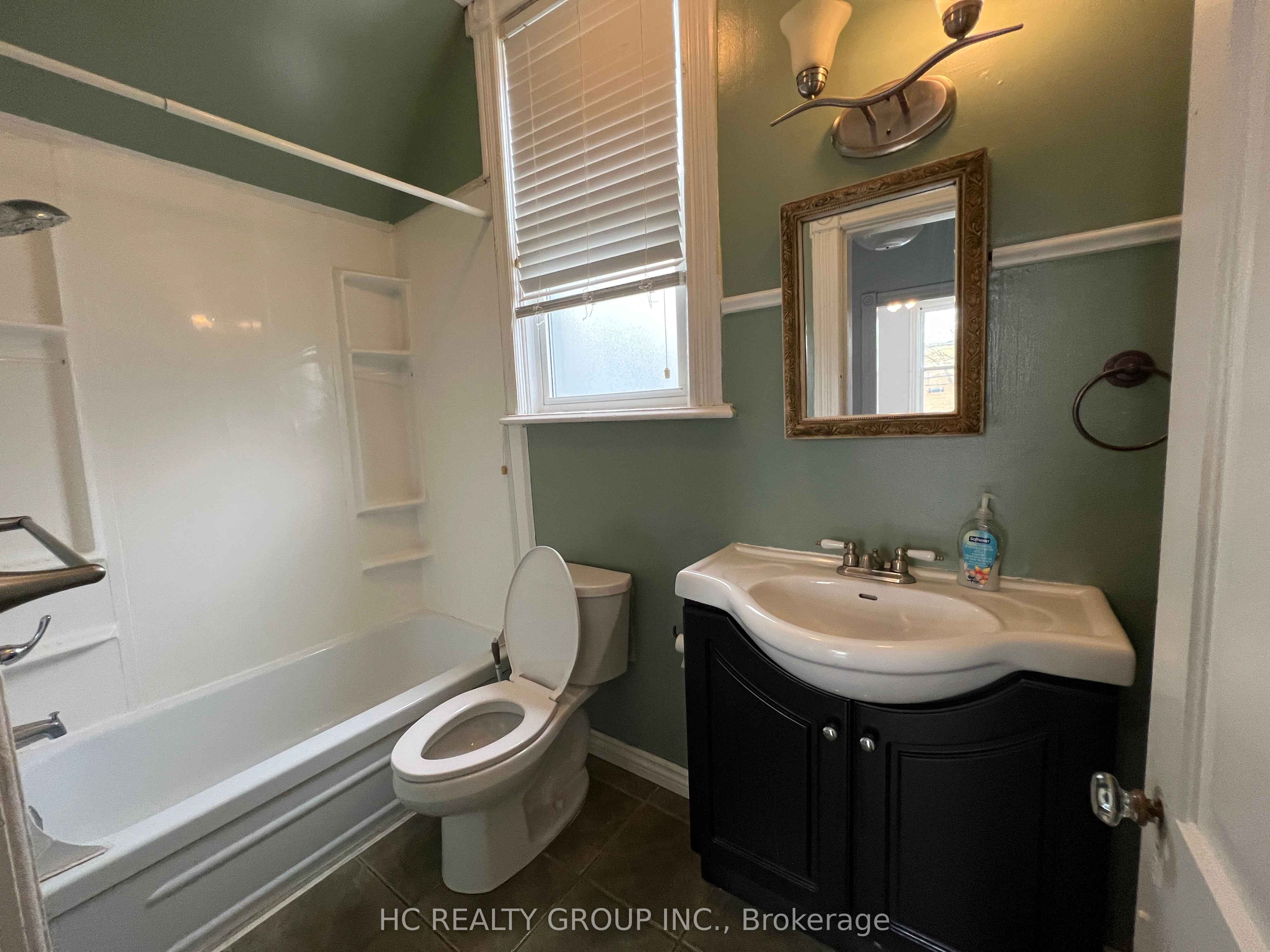 416 E Oxford Street E Upper Unit Property Photo 11