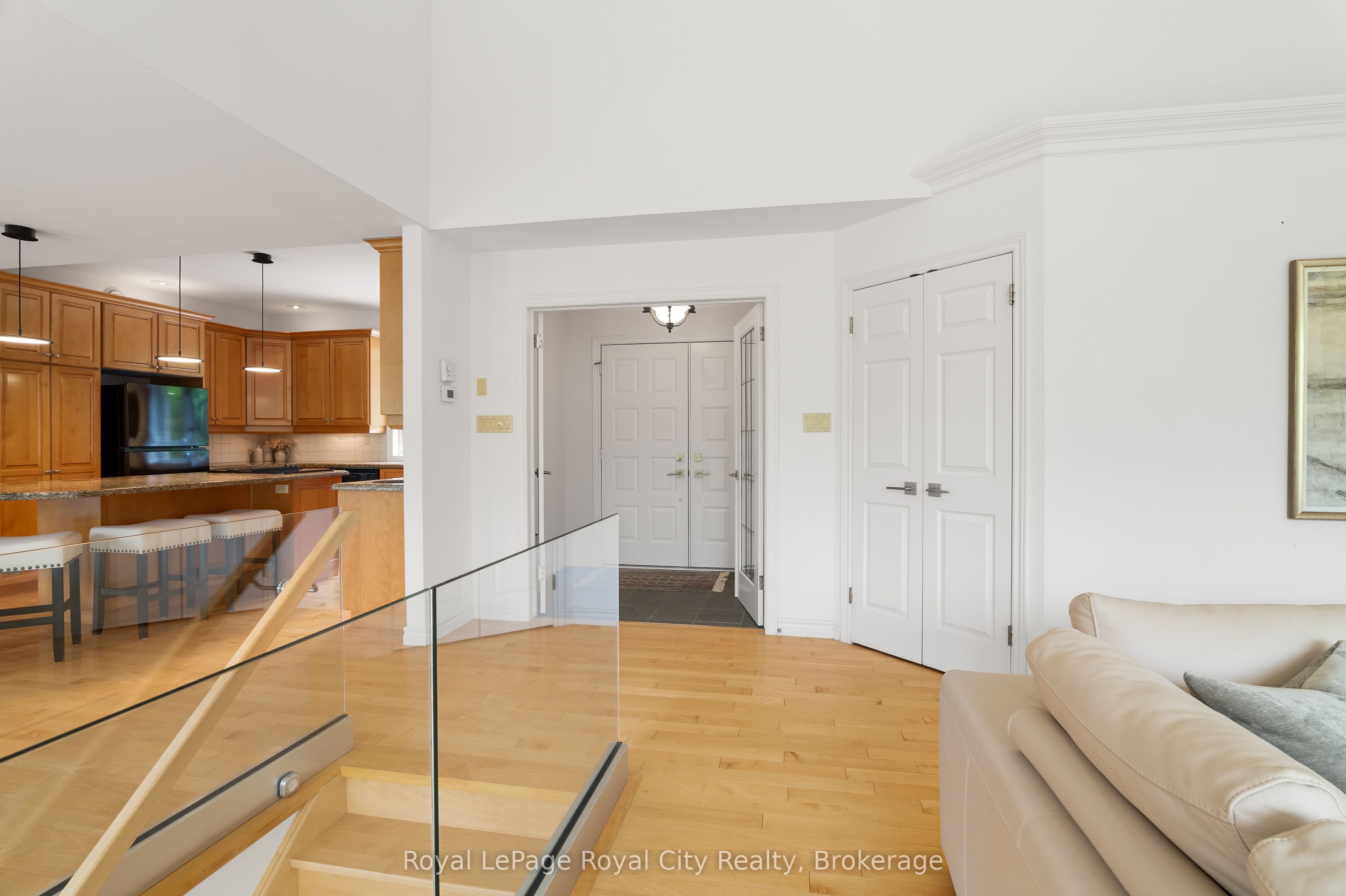 384 South River Road Property Photo 4