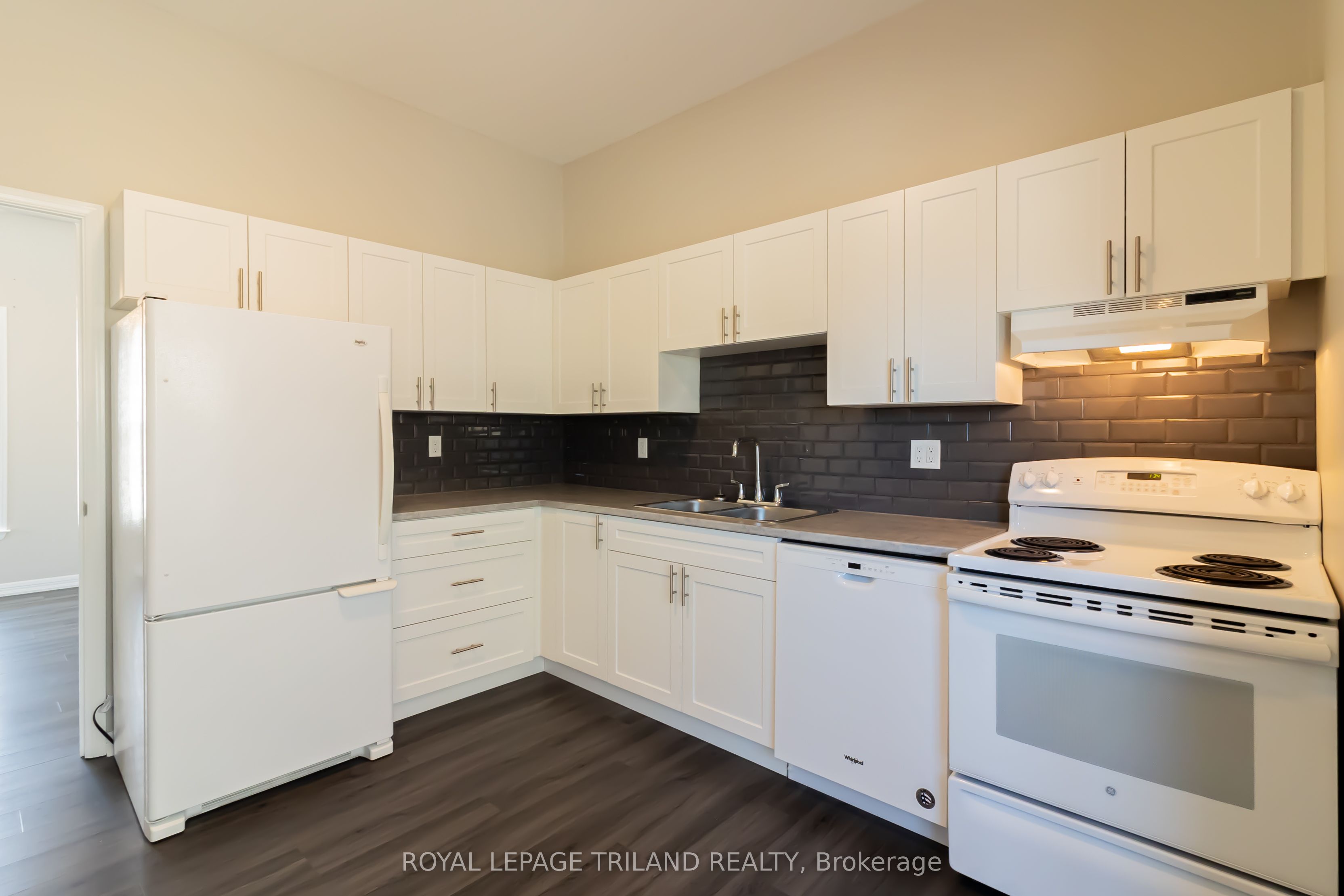 613 Wellington Street Upper Property Photo 2