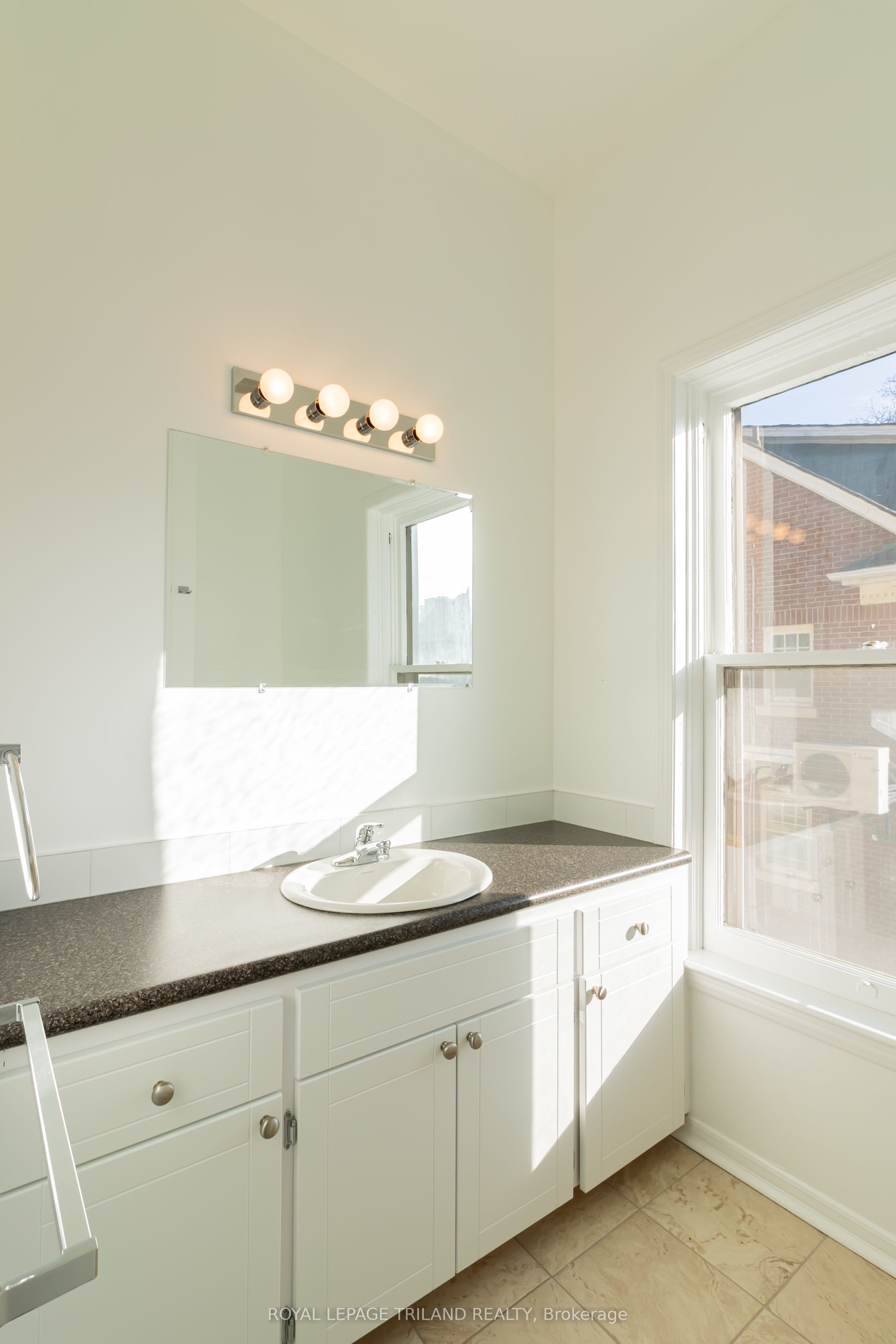 613 Wellington Street Upper Property Photo 8