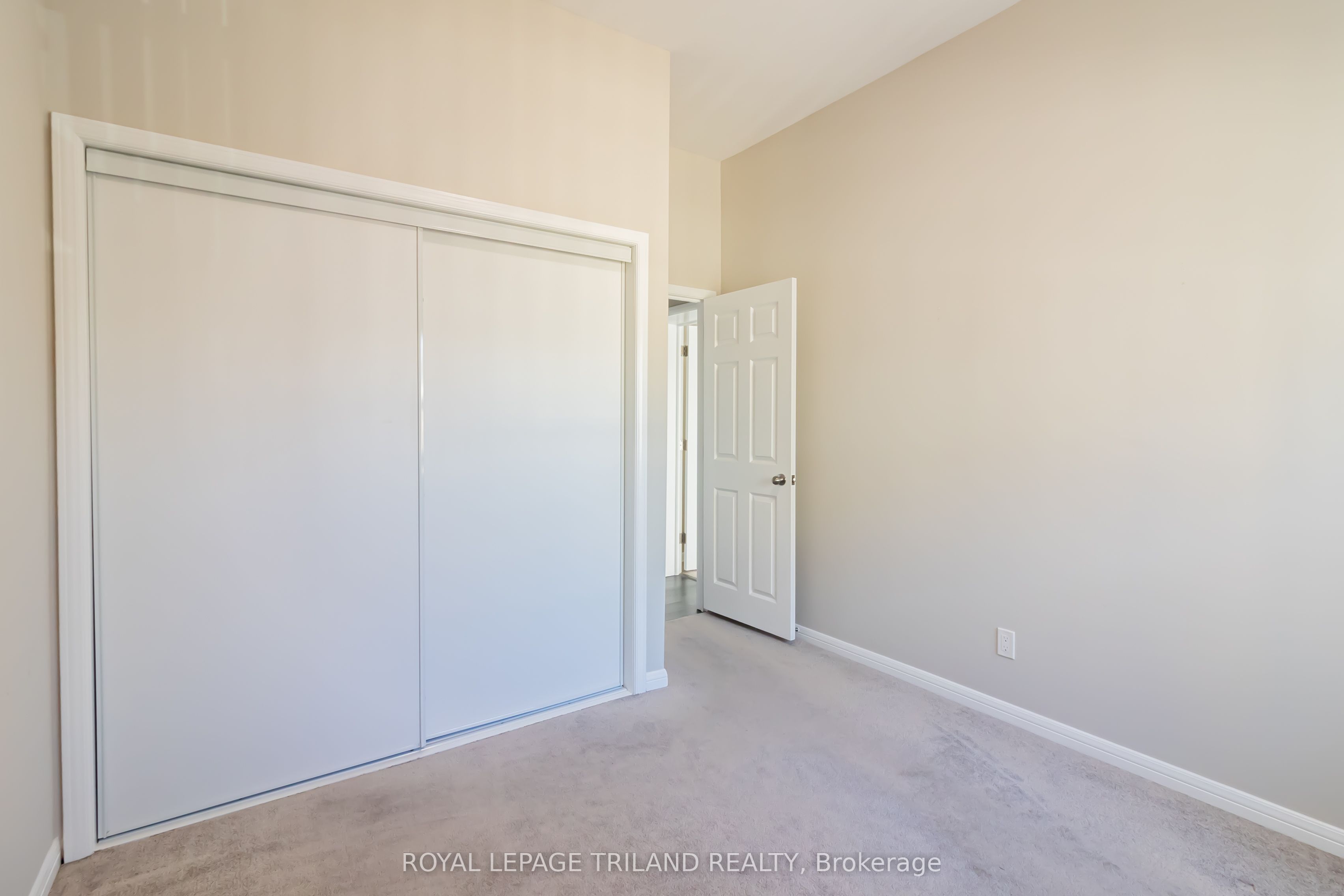 613 Wellington Street Upper Property Photo 9