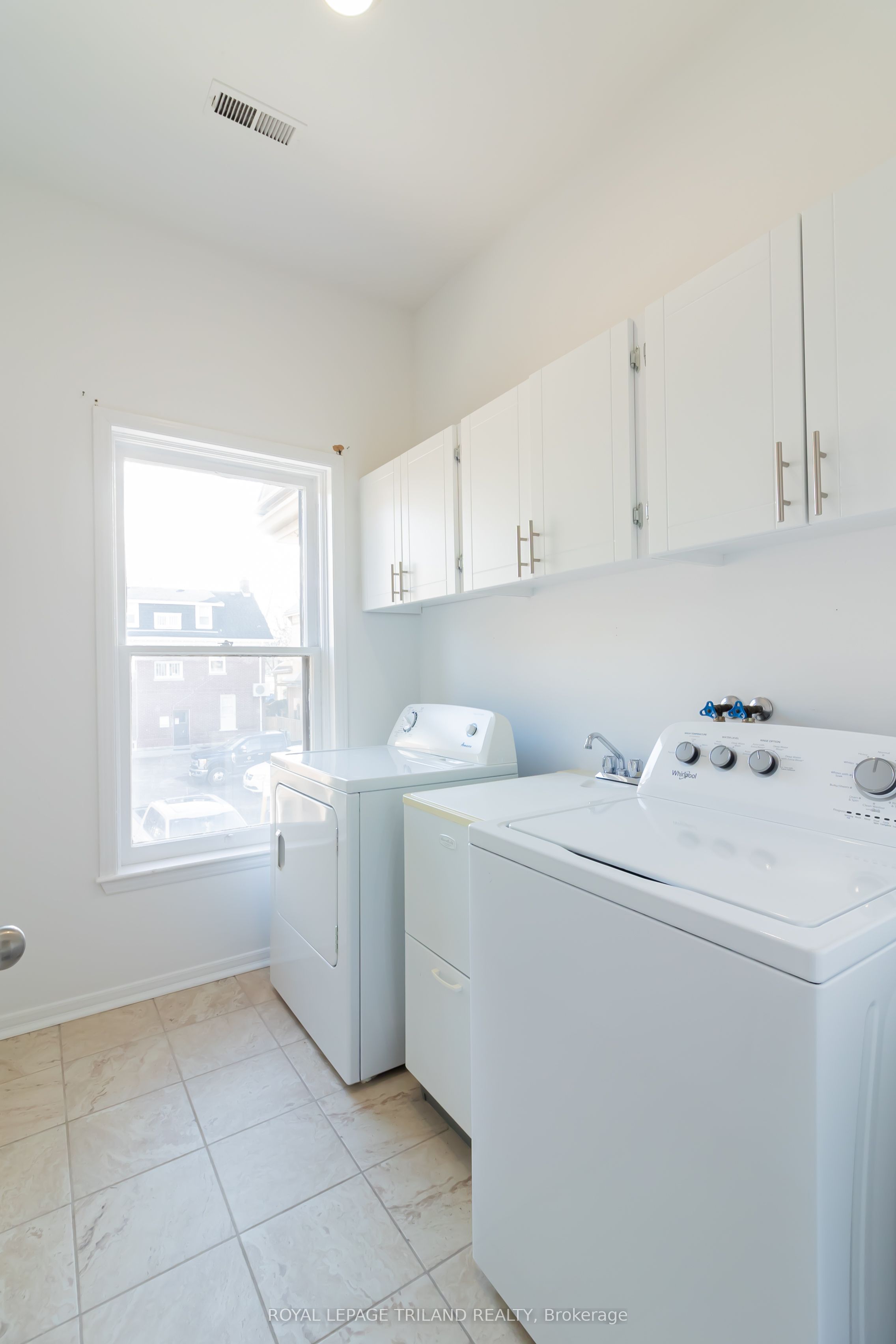 613 Wellington Street Upper Property Photo 10