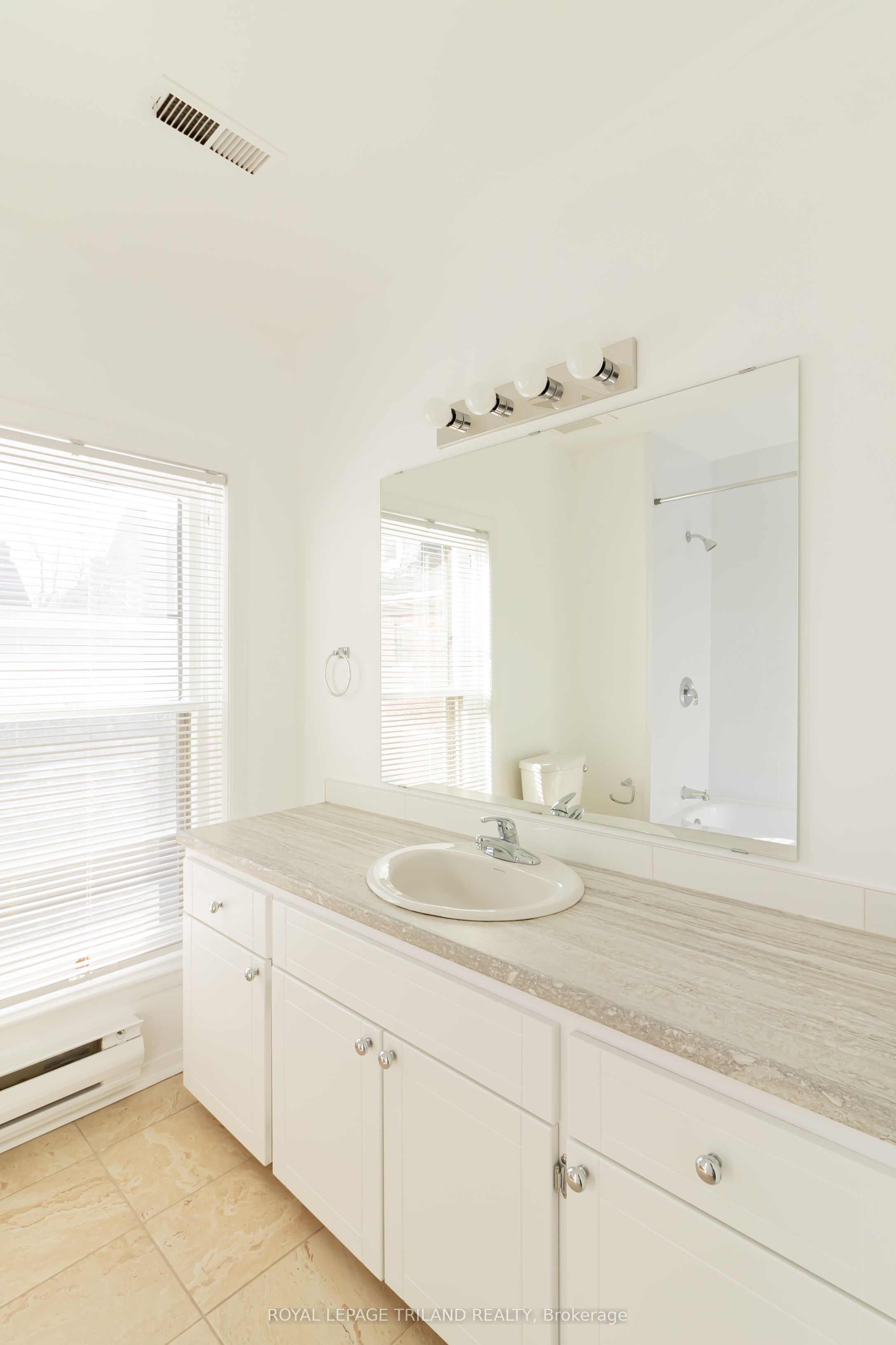 613 Wellington Street Upper Property Photo 11