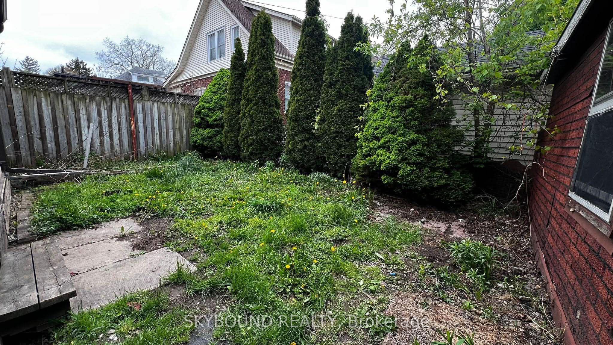 5113 St Lawrence Avenue Property Photo 6