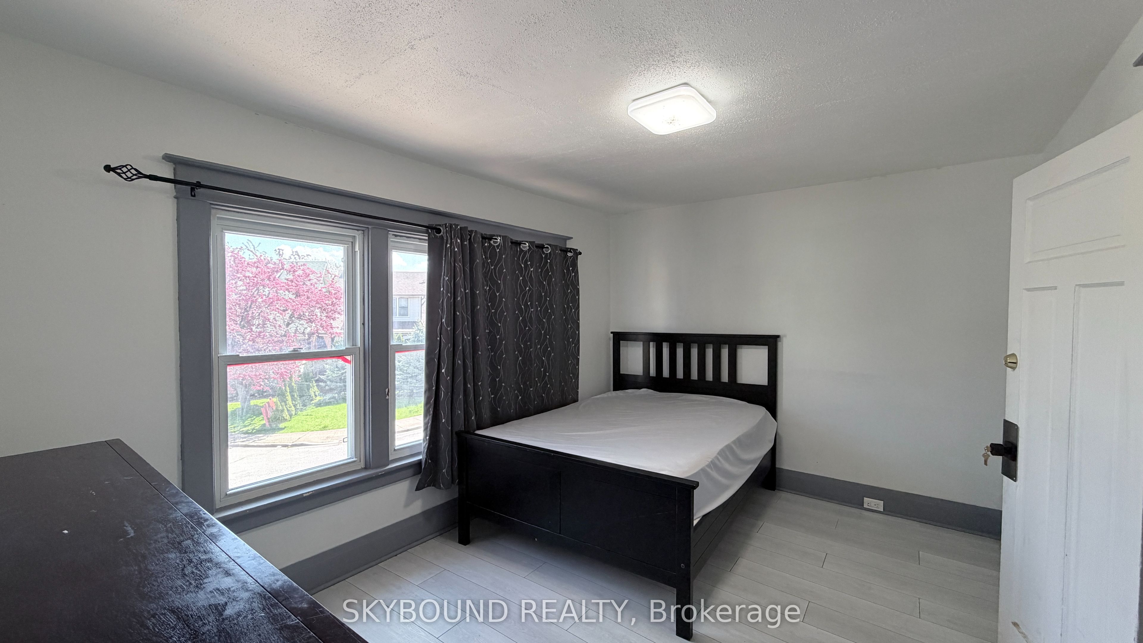 5113 St Lawrence Avenue Property Photo 9