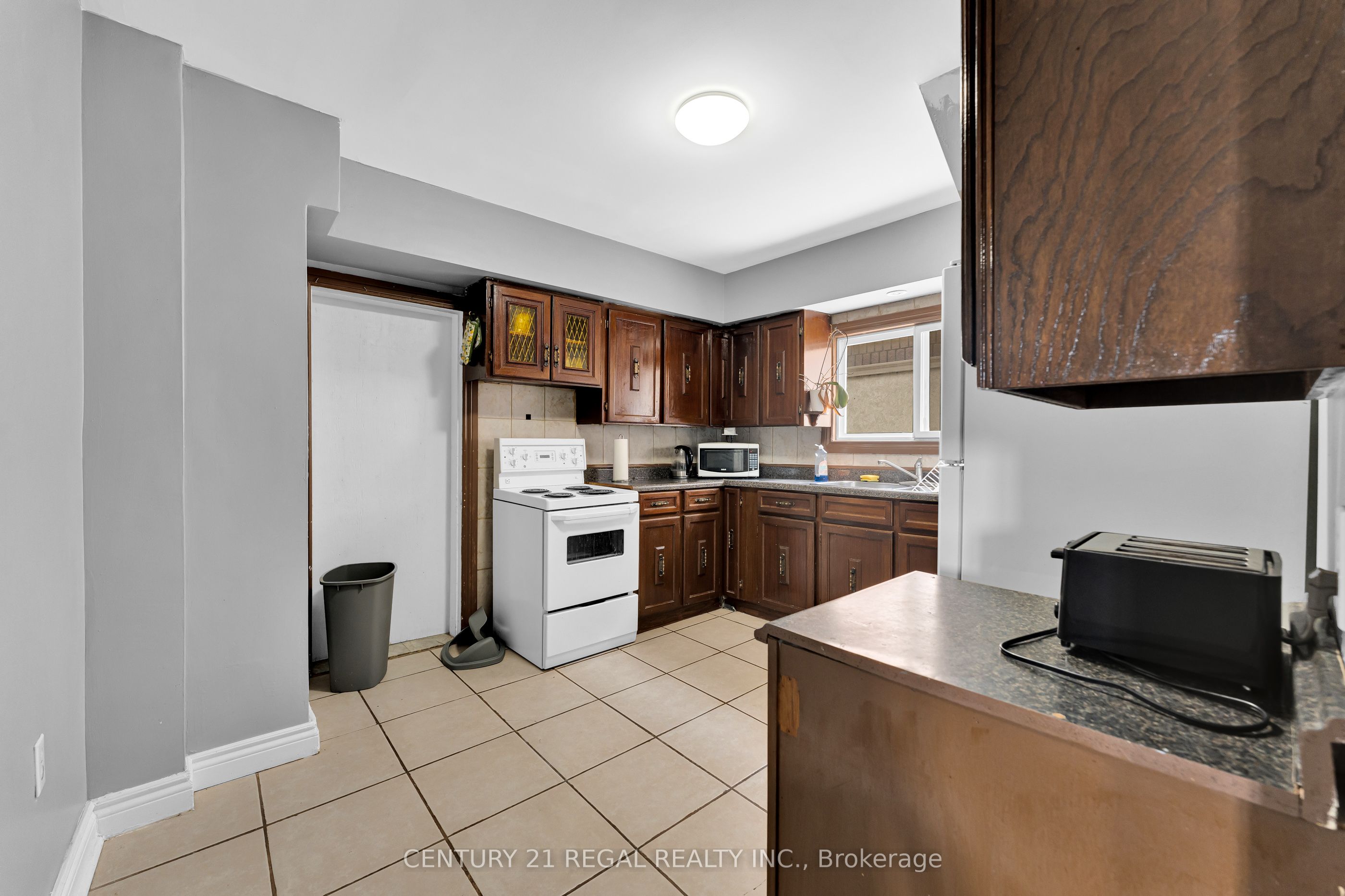 942 Tecumseh Road E Property Photo 7