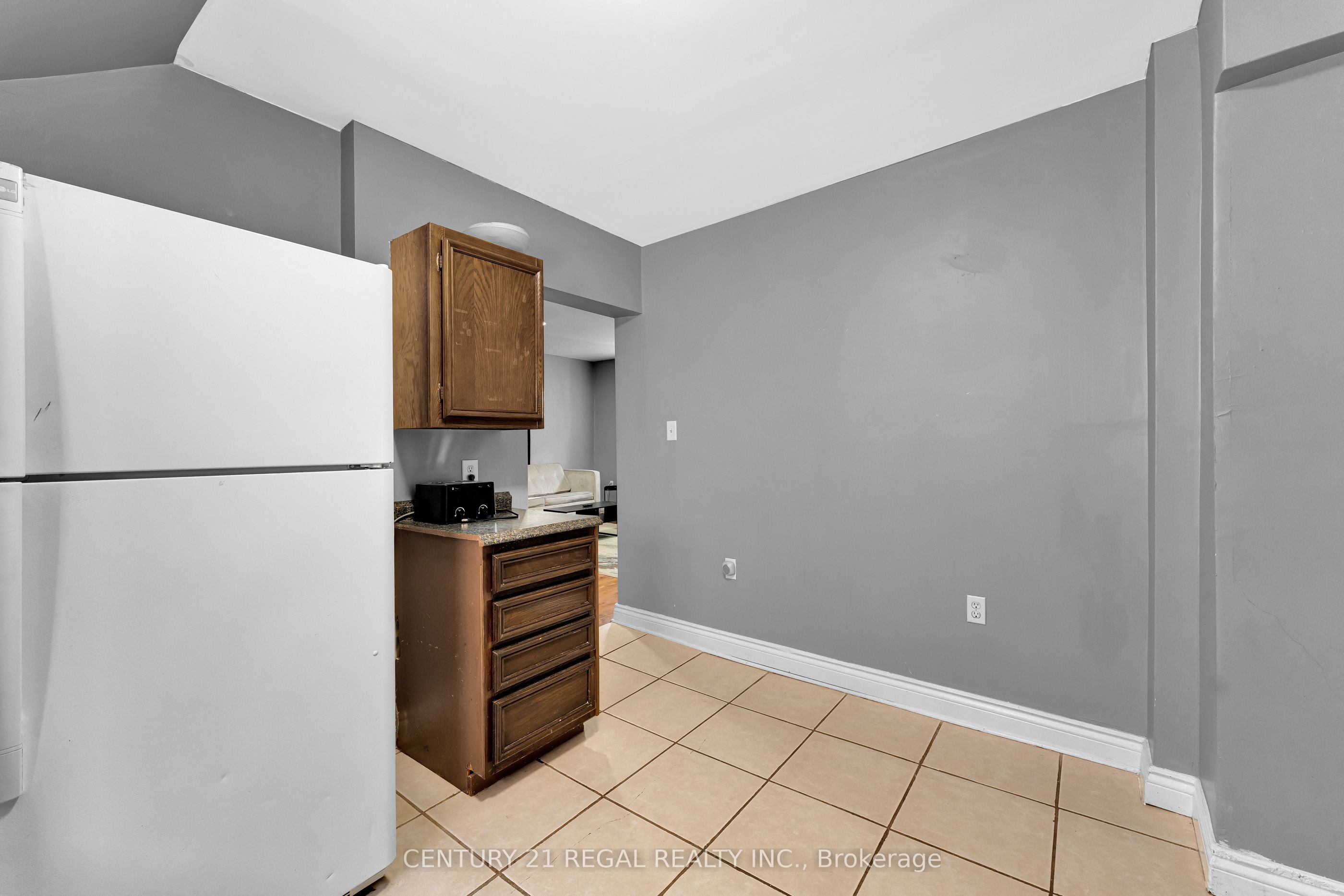 942 Tecumseh Road E Property Photo 10