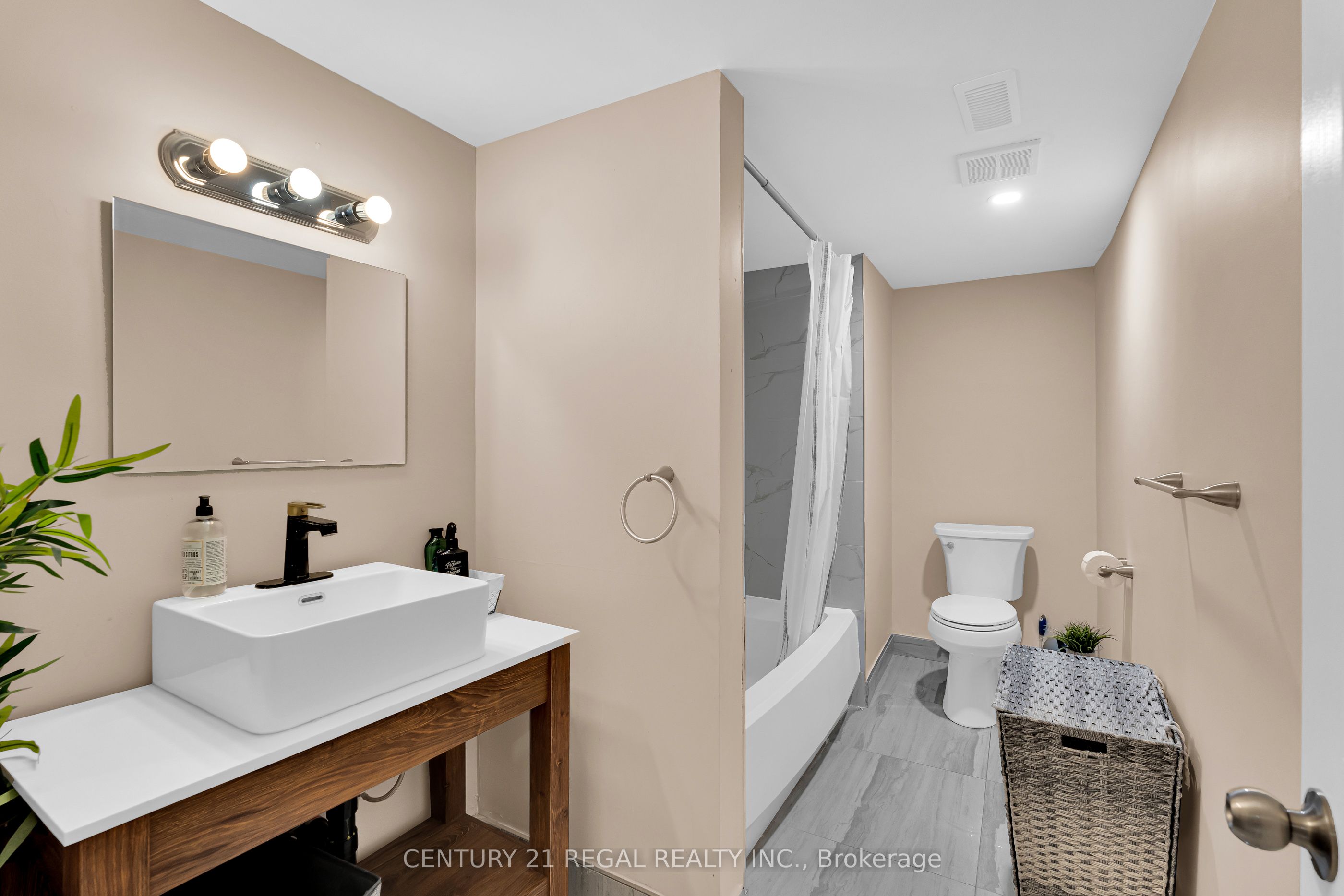 942 Tecumseh Road E Property Photo 31