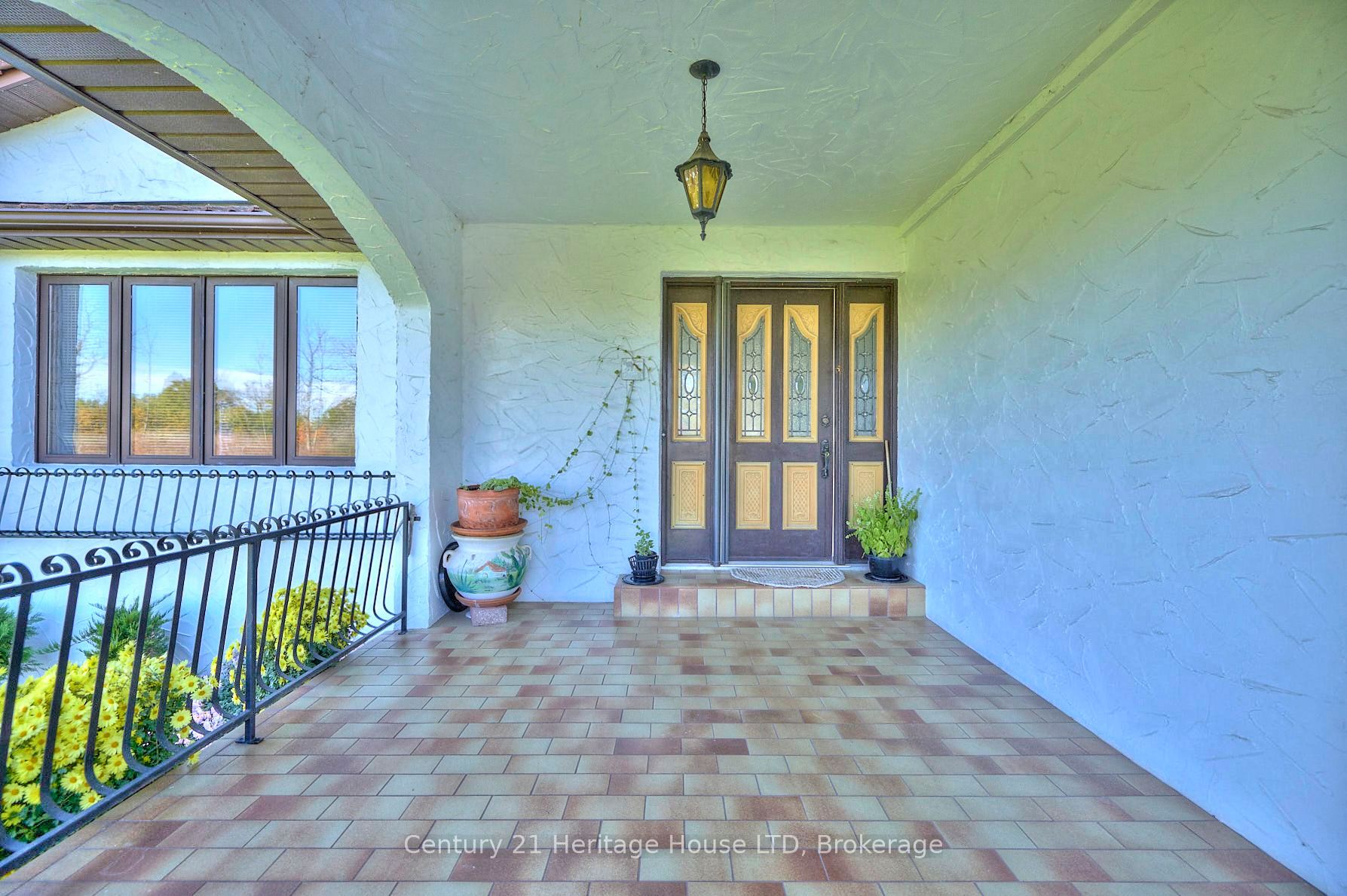191 Cairns Crescent Property Photo 6