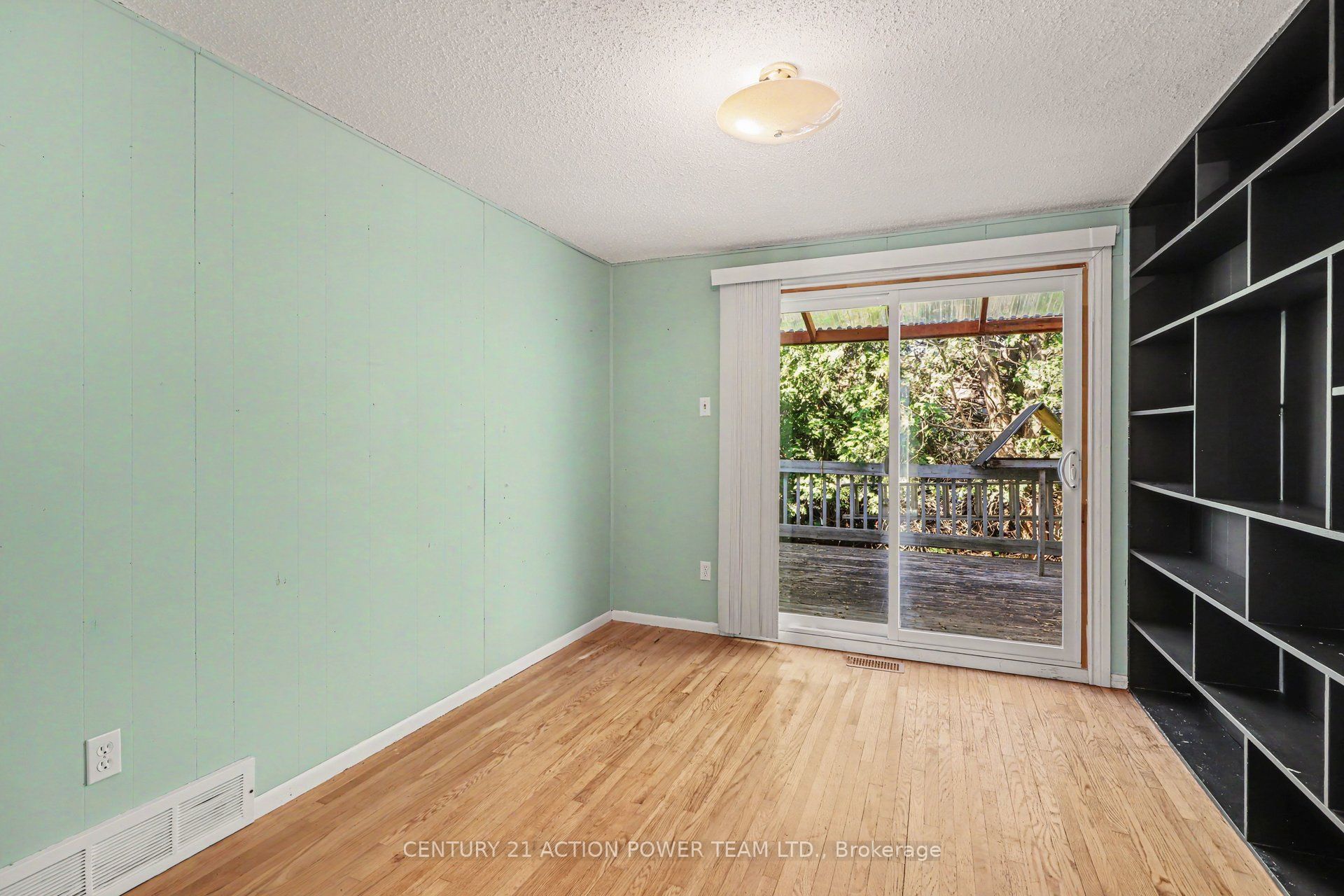 303 Hoylake Crescent Property Photo 6