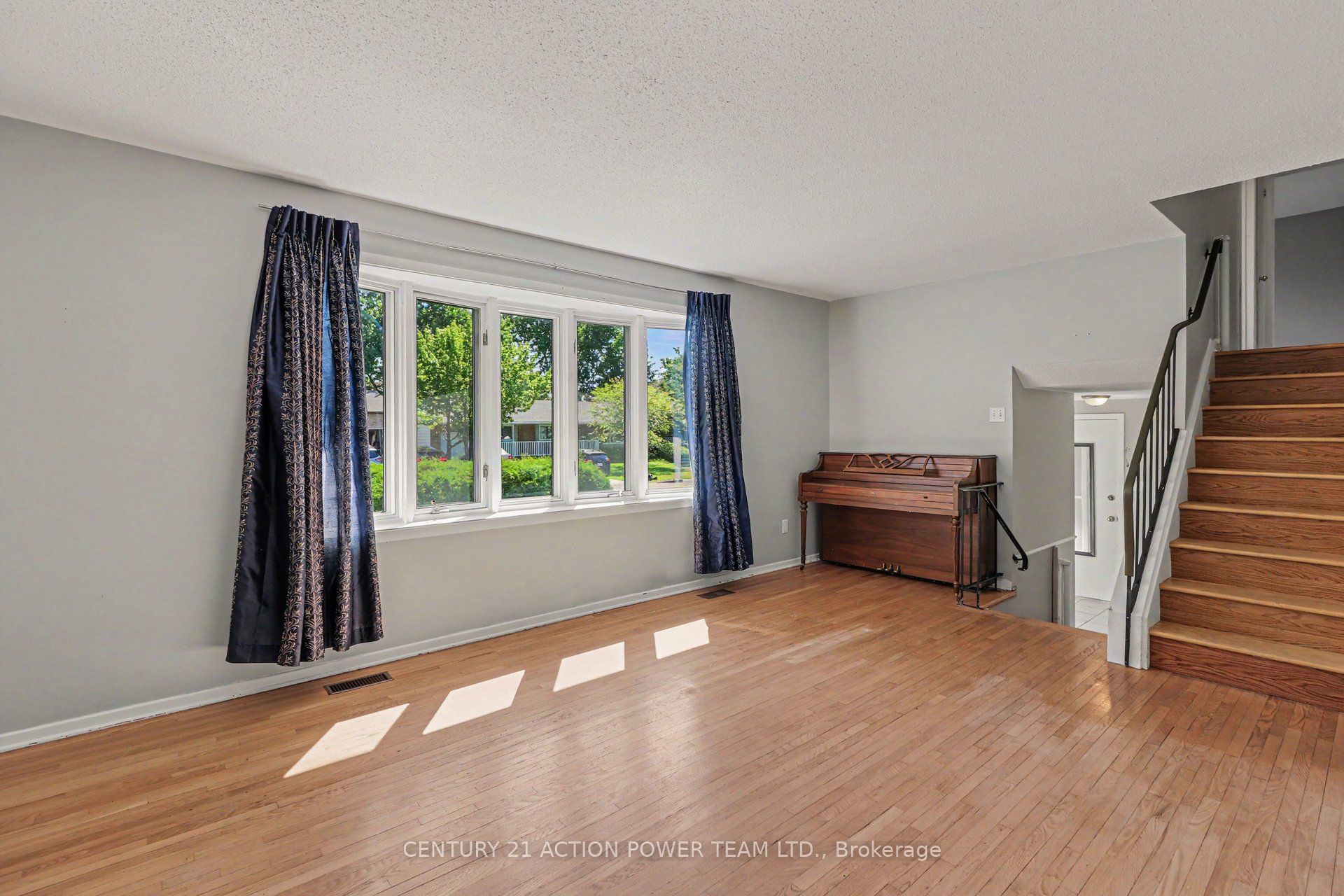 303 Hoylake Crescent Property Photo 7