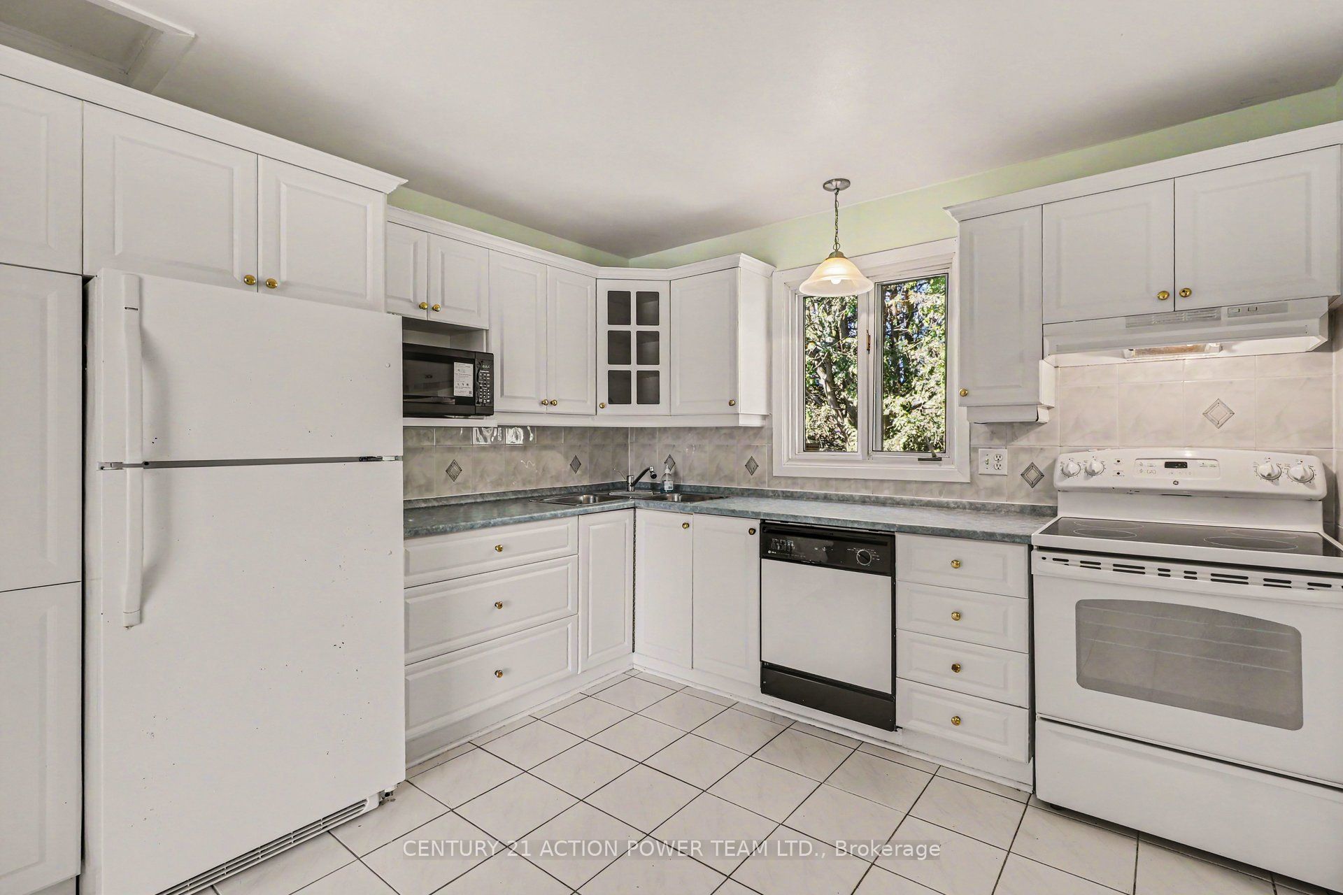 303 Hoylake Crescent Property Photo 15