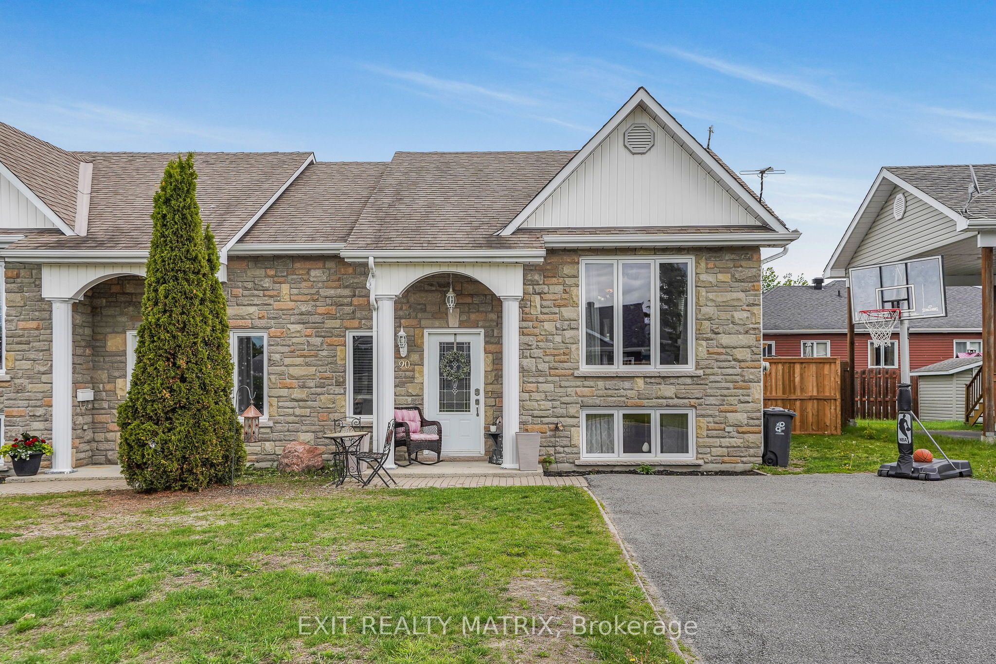90 Richard Street Property Photo 2