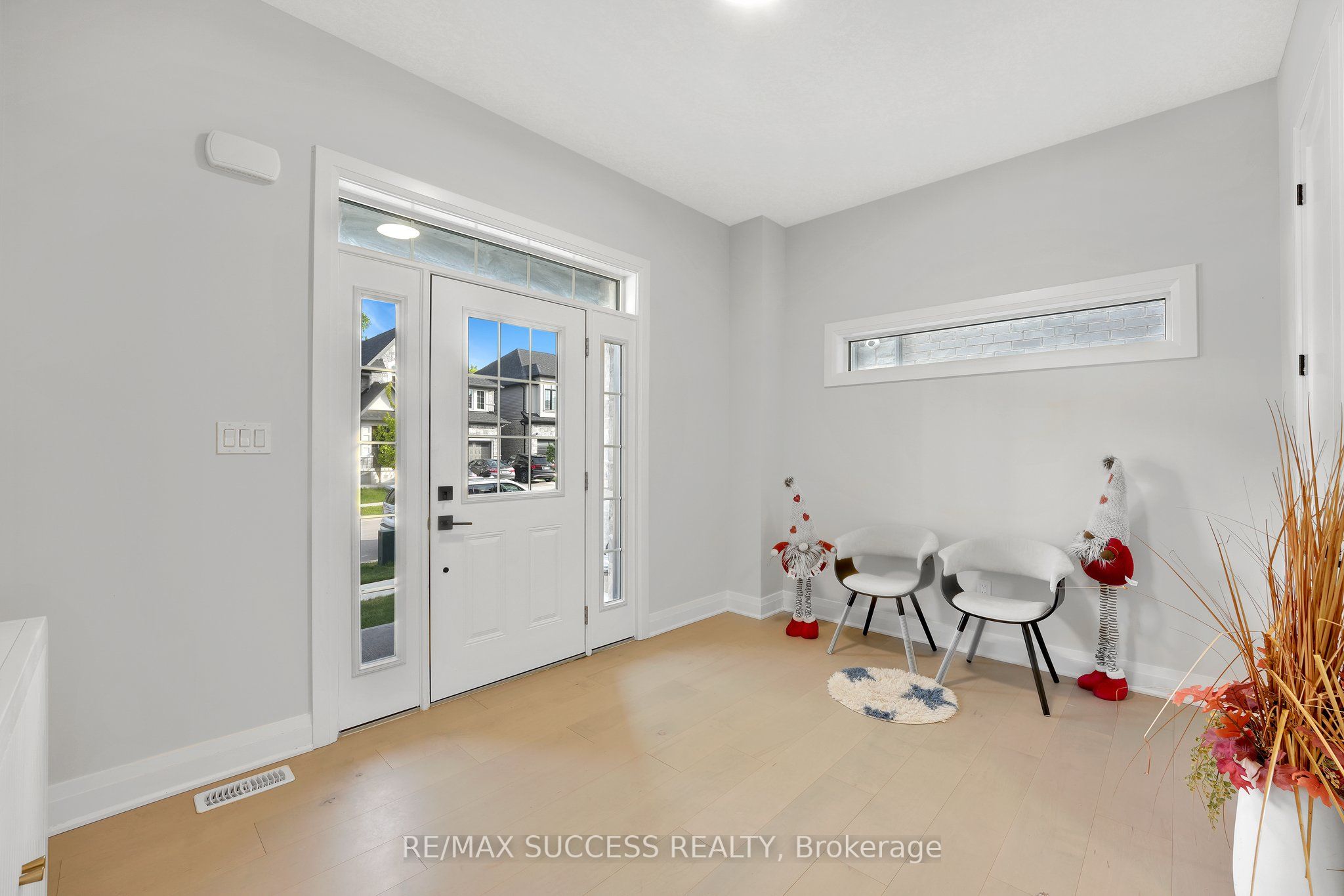 554 Bridgemill Crescent E Property Photo 2