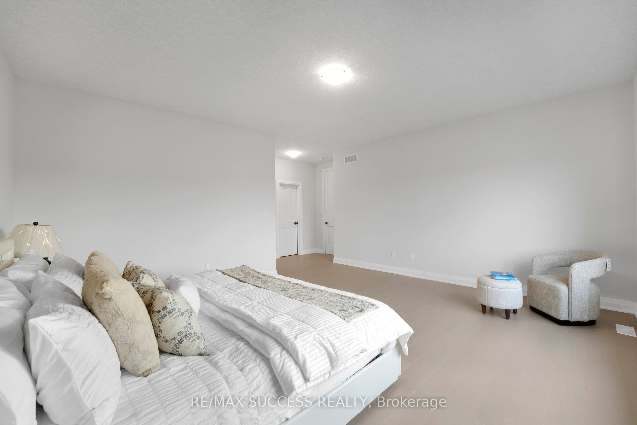 554 Bridgemill Crescent E Property Photo 19