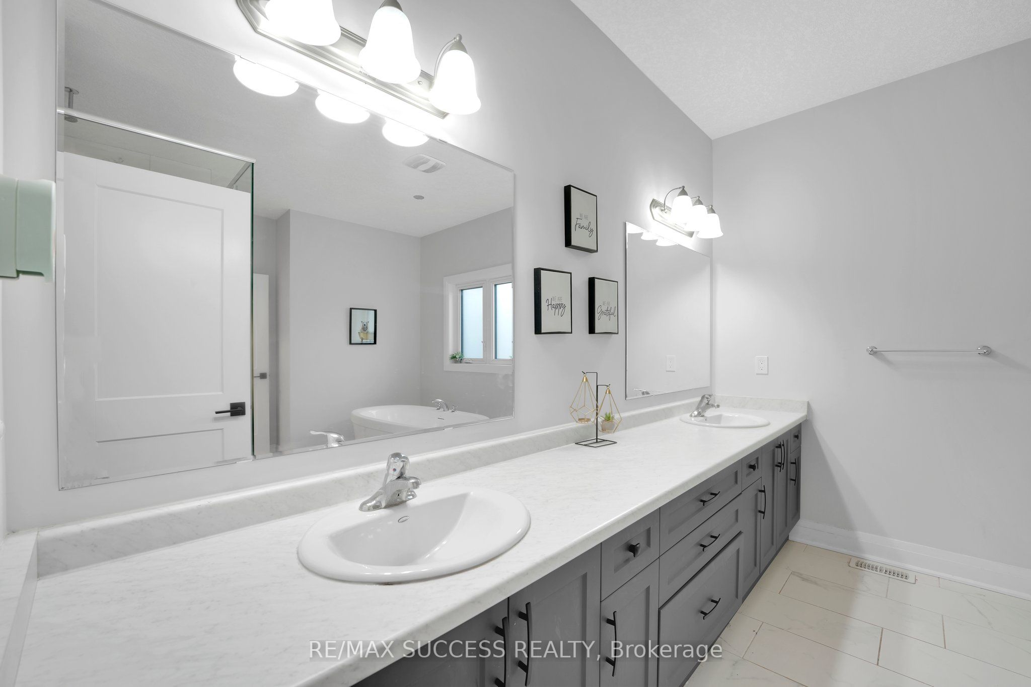 554 Bridgemill Crescent E Property Photo 22