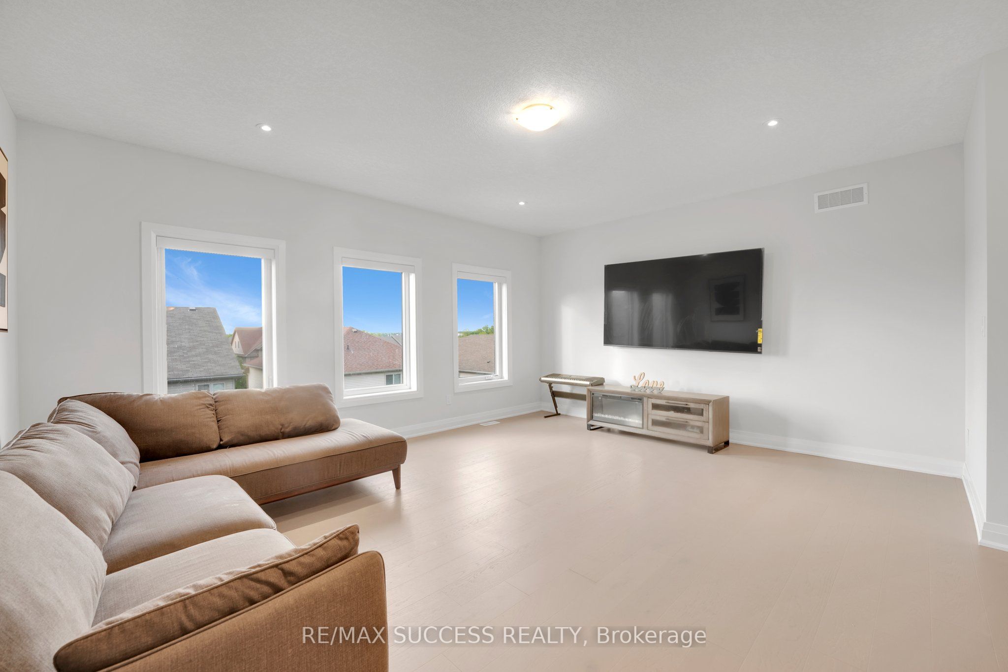554 Bridgemill Crescent E Property Photo 27